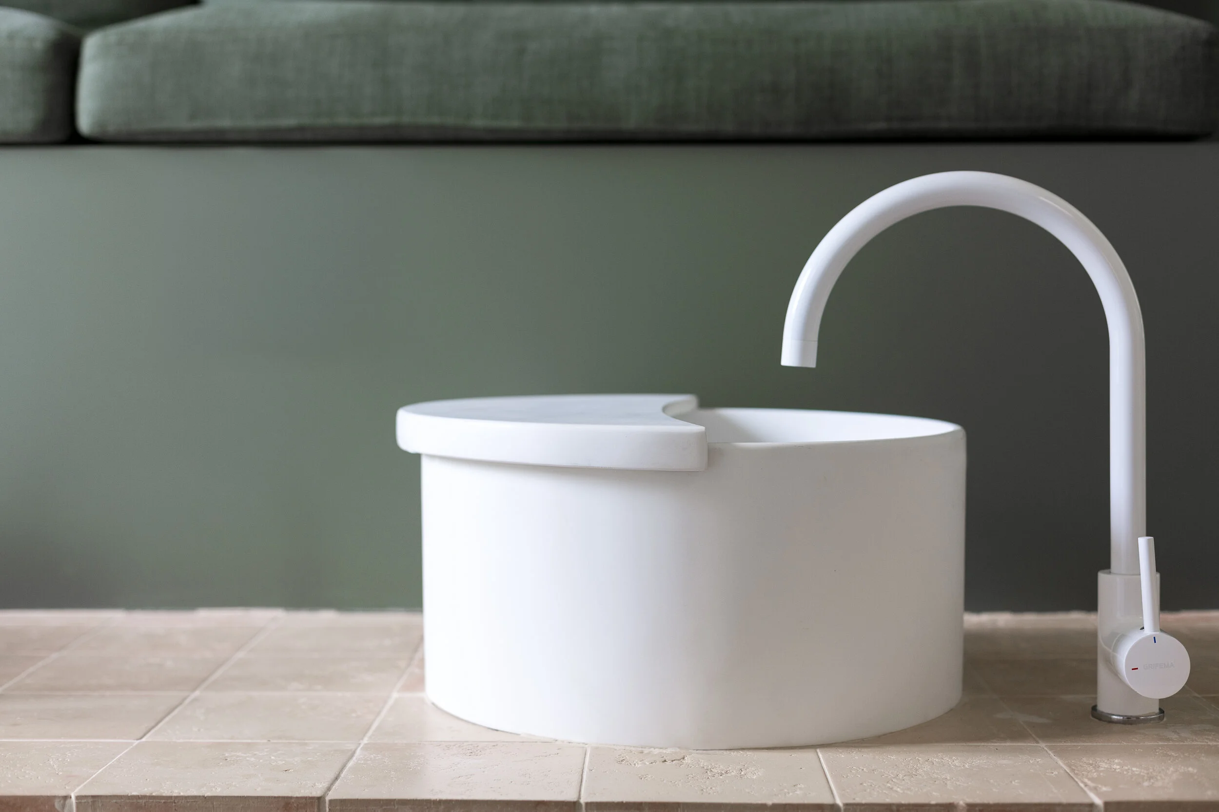 Ceroconuno esthetic center pedicure sink designed by Wanna