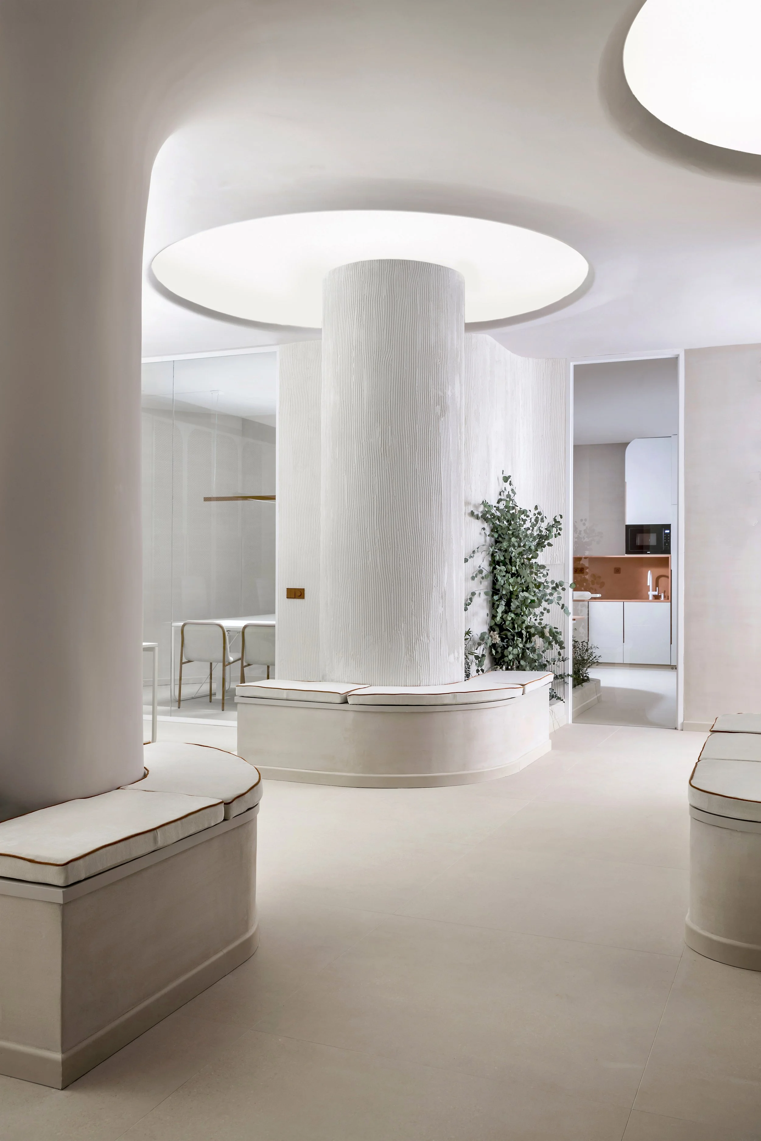 Imagen del nuevo showroom oficina de Jung en Madrid. Se muestra el interior, con pozos de luz y una espacio natural que promociona la calma y la productividad