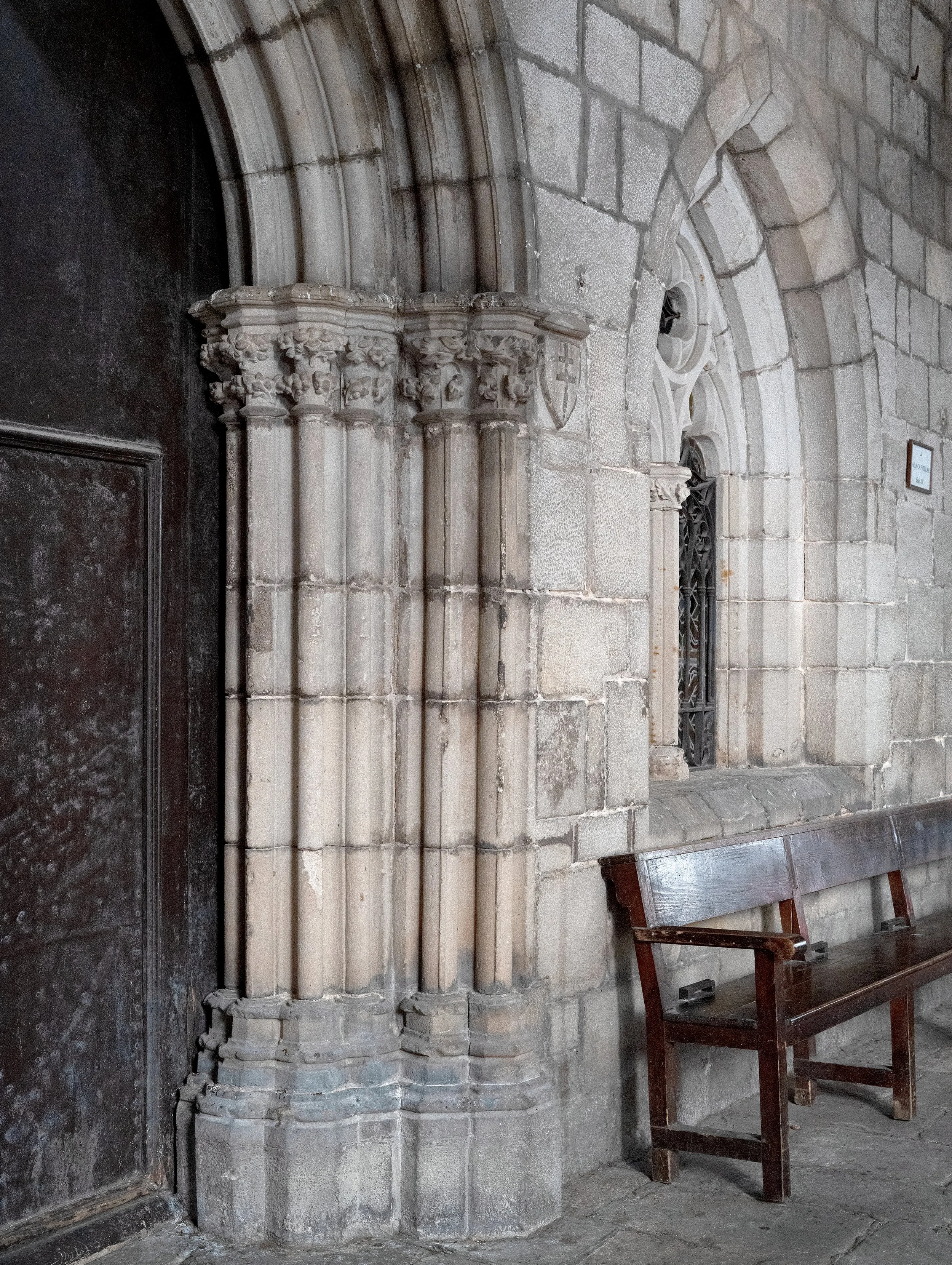 8 Biblioteca Popular de la Dona,claustre Santa Anna.jpg