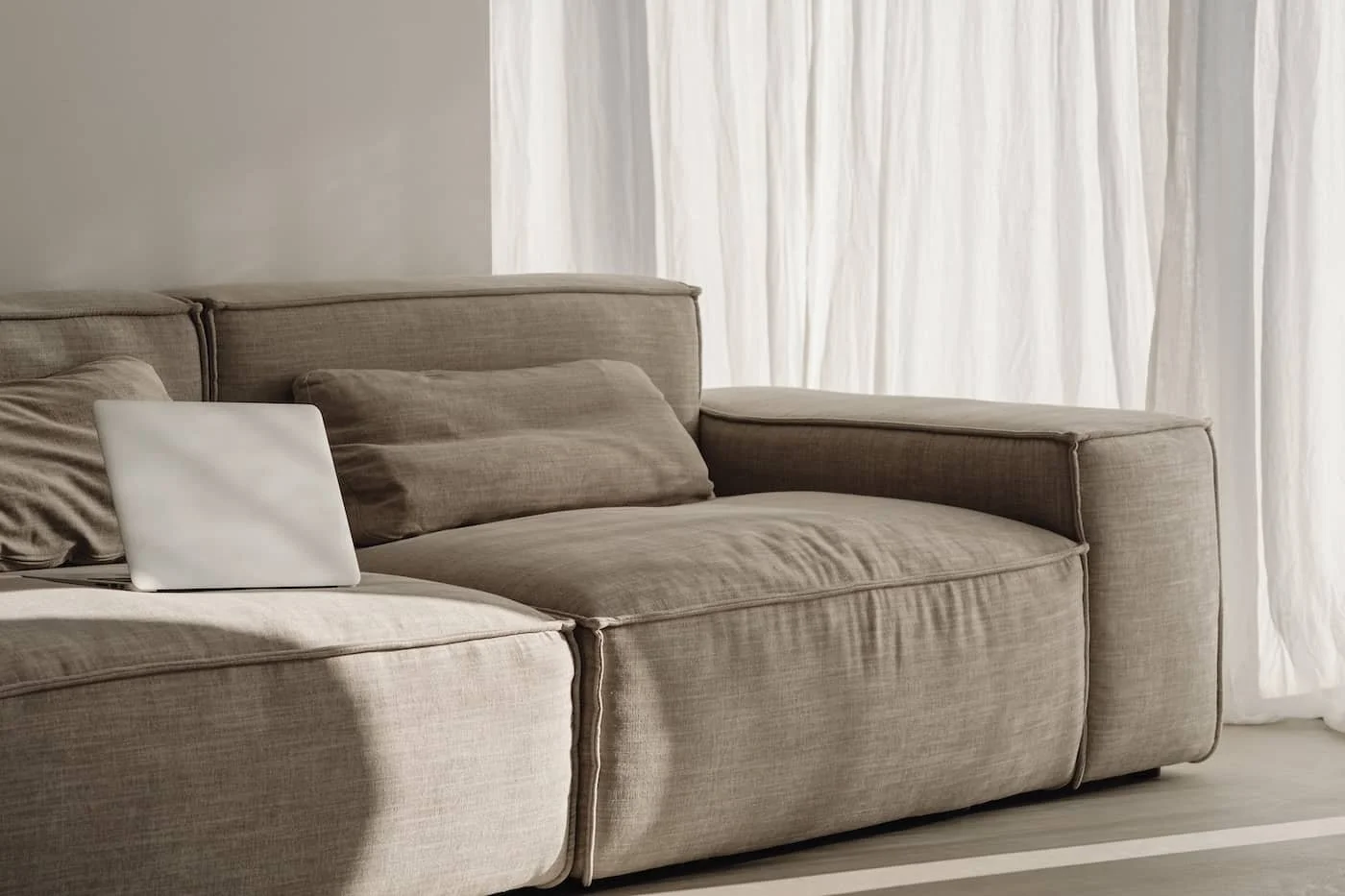 Naturfarbenes Sofa mit Leinenbezug und Laptop