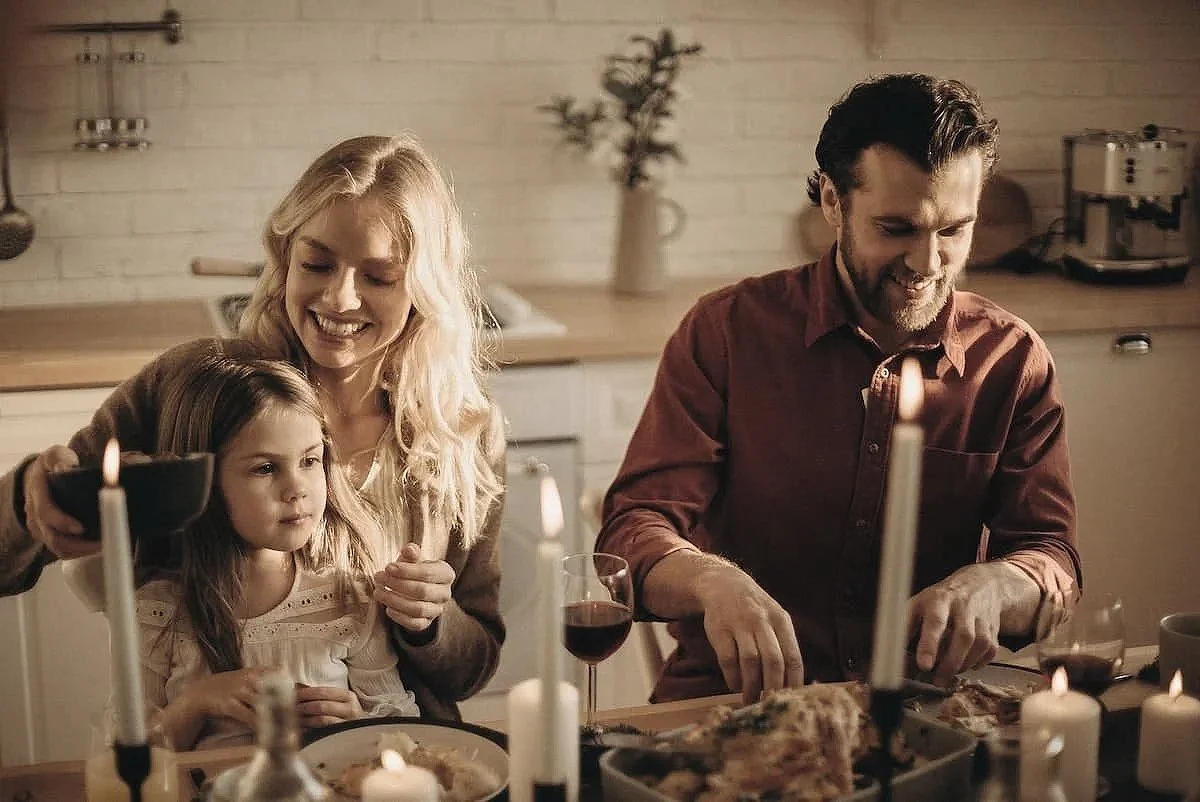 Familie in der Küche beim Essen