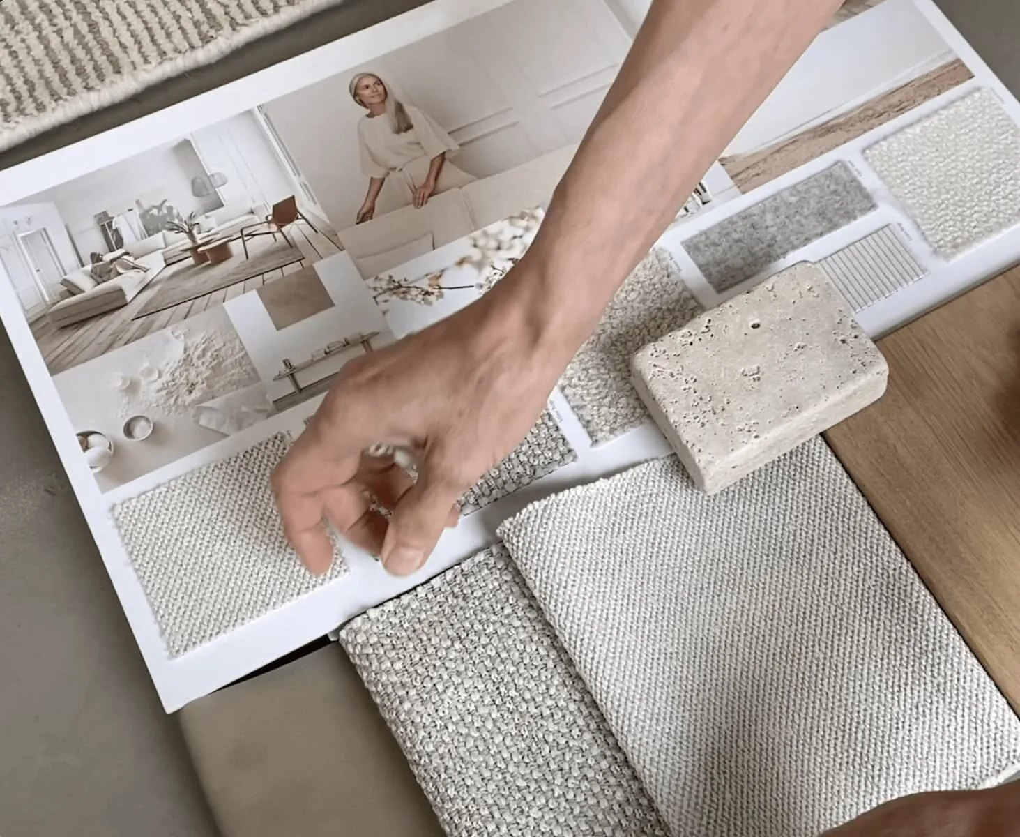 Material- und Farbkonzept für die Modernisierung eines Familienhauses. Eine Mischung aus Bildern und echten Materialien.