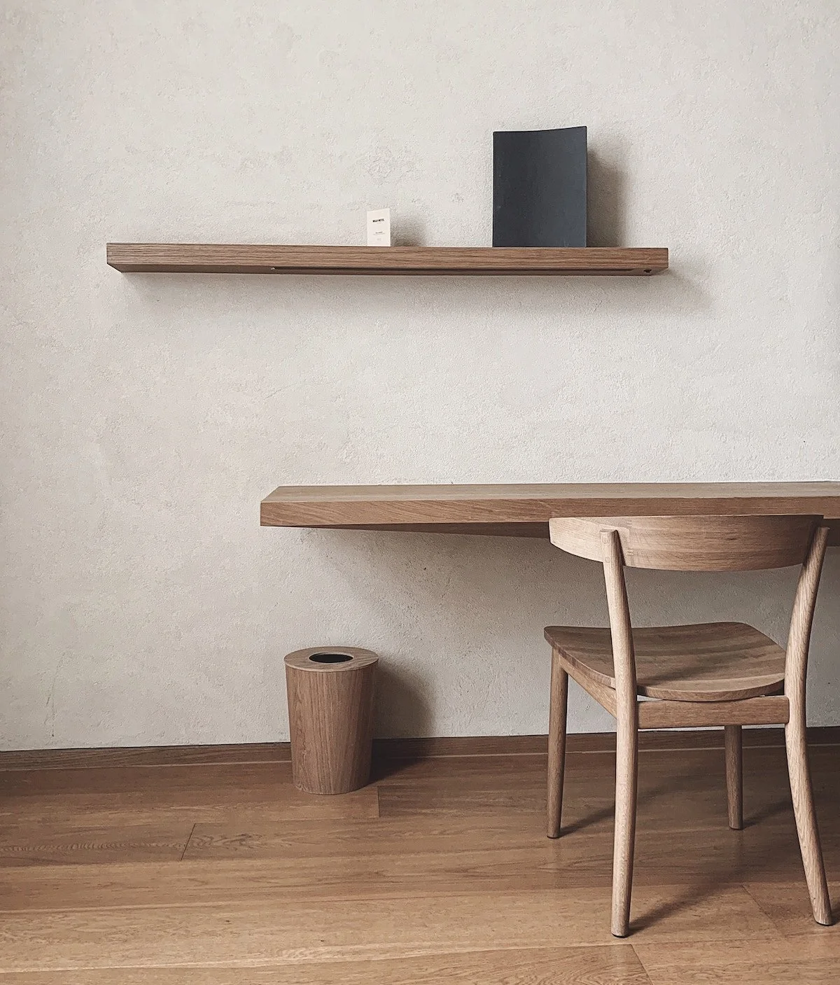 Homeoffice mit Holzmöbeln