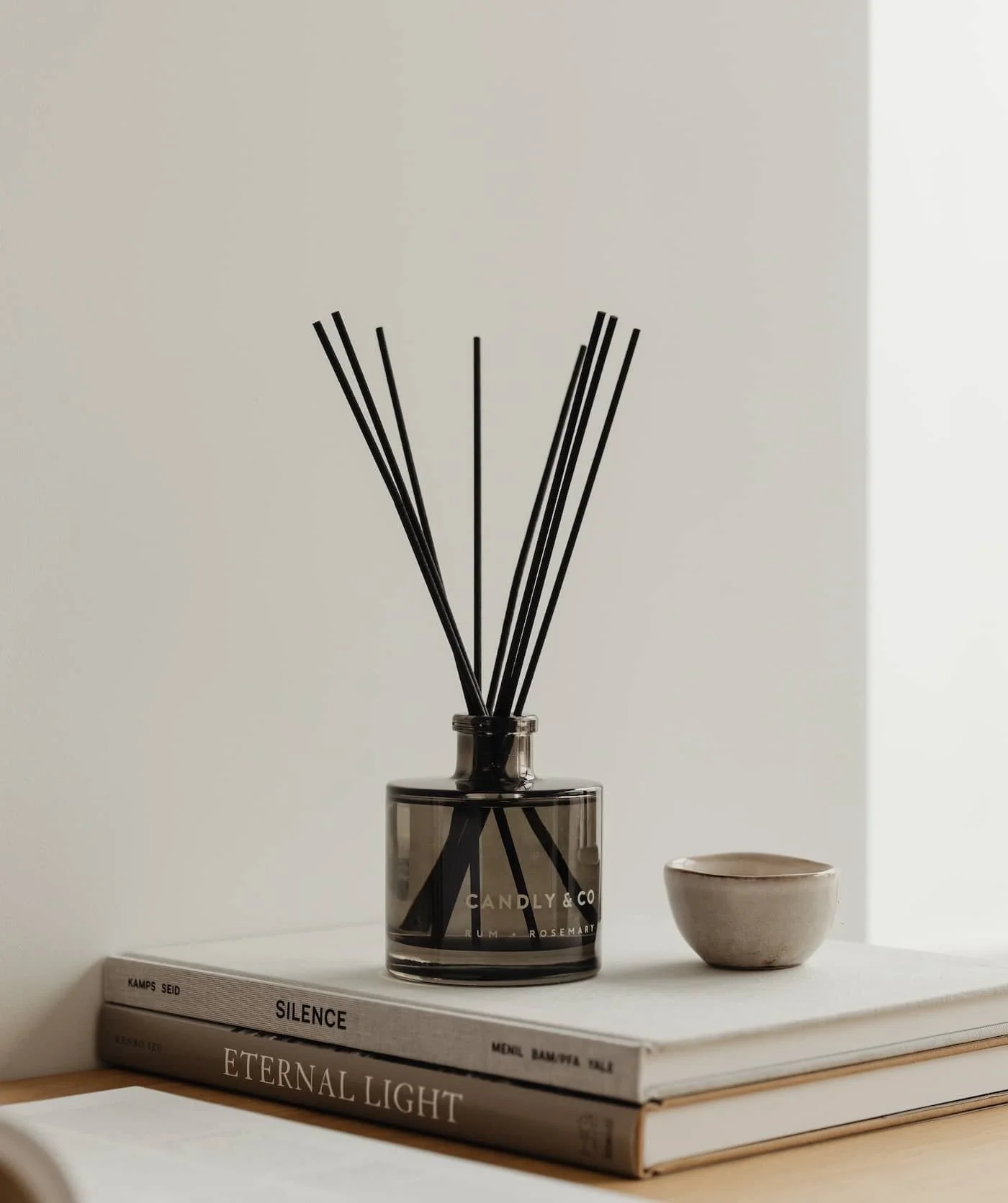 Buchstapel mit Raumdiffusorglas
