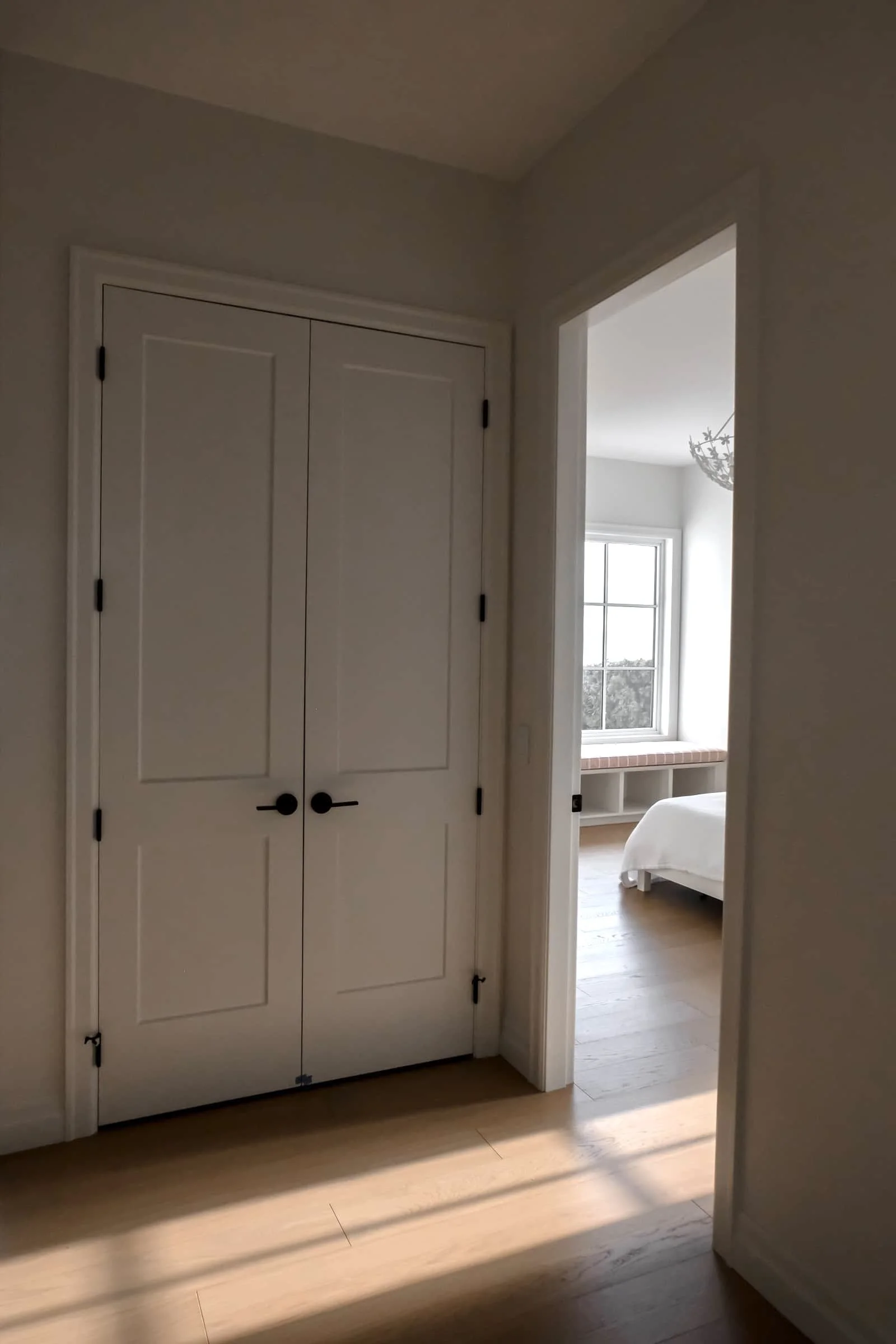 Einbauschrank weiß in Nische vor dem Eingang zum Schlafzimmer