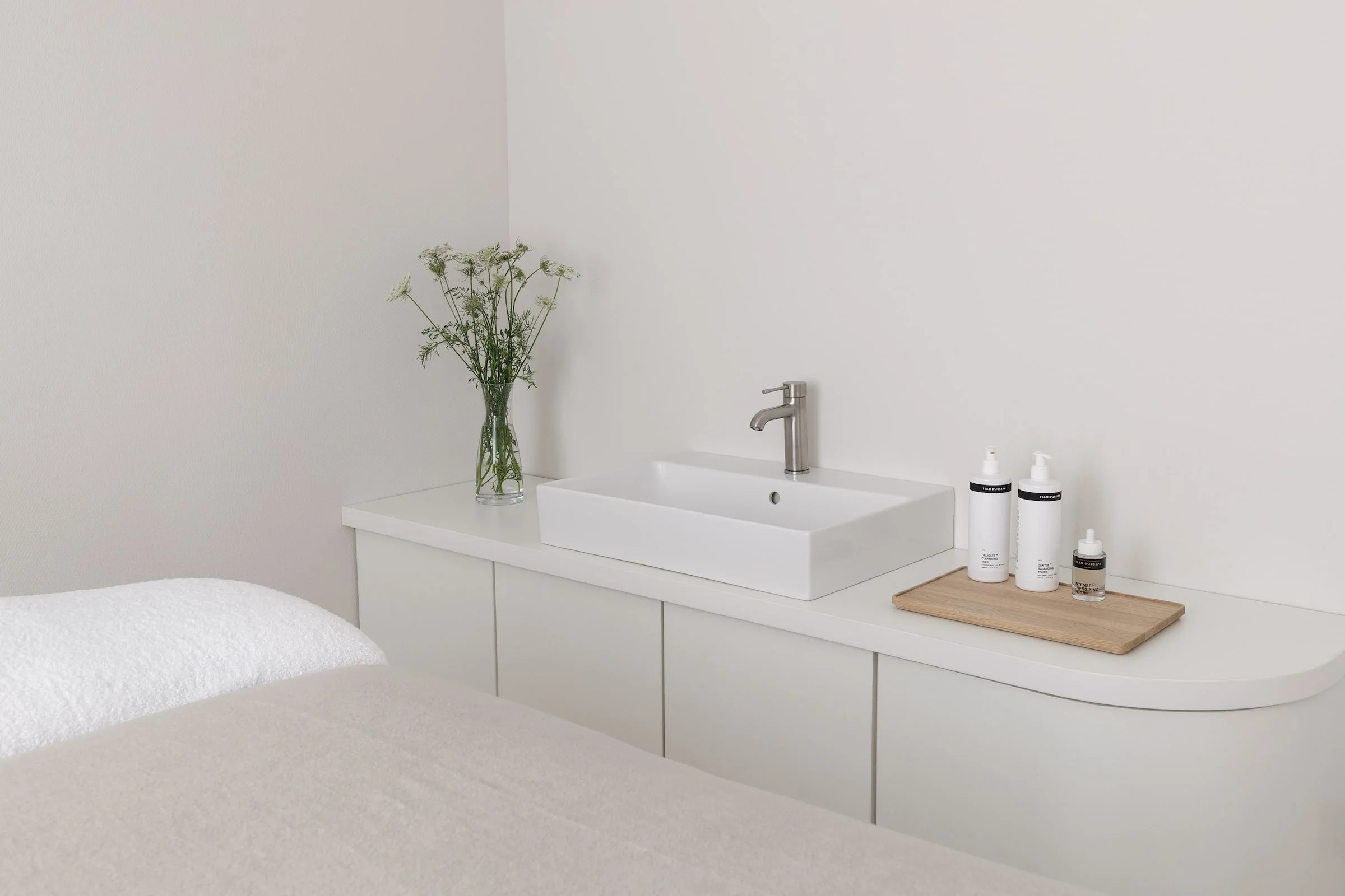 Detox für die Sinne - Einer der vier minimalistischen Behandlungsräume bei LB Dermetics