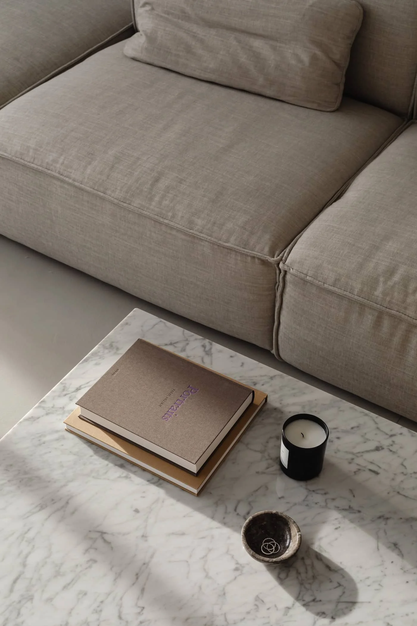 Sofa und Marmortisch