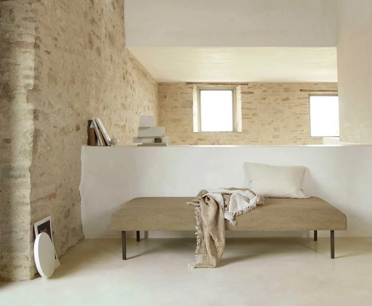Daybed in einem Backsteinhaus