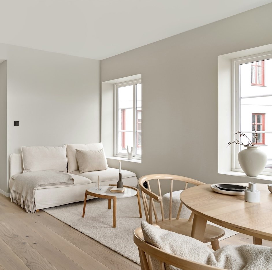 Skandinavisch inspiriertes Wohnzimmer in hellen Farben und hellem Holz