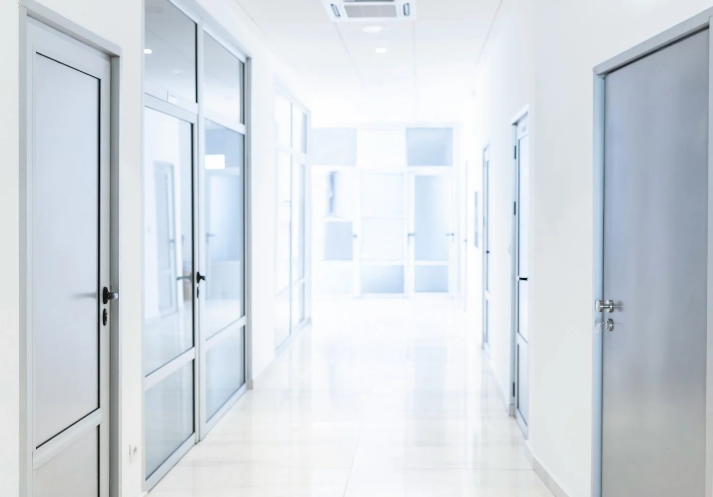 Dieses Foto zeigt einen krankenhaustypischen weißen Flur