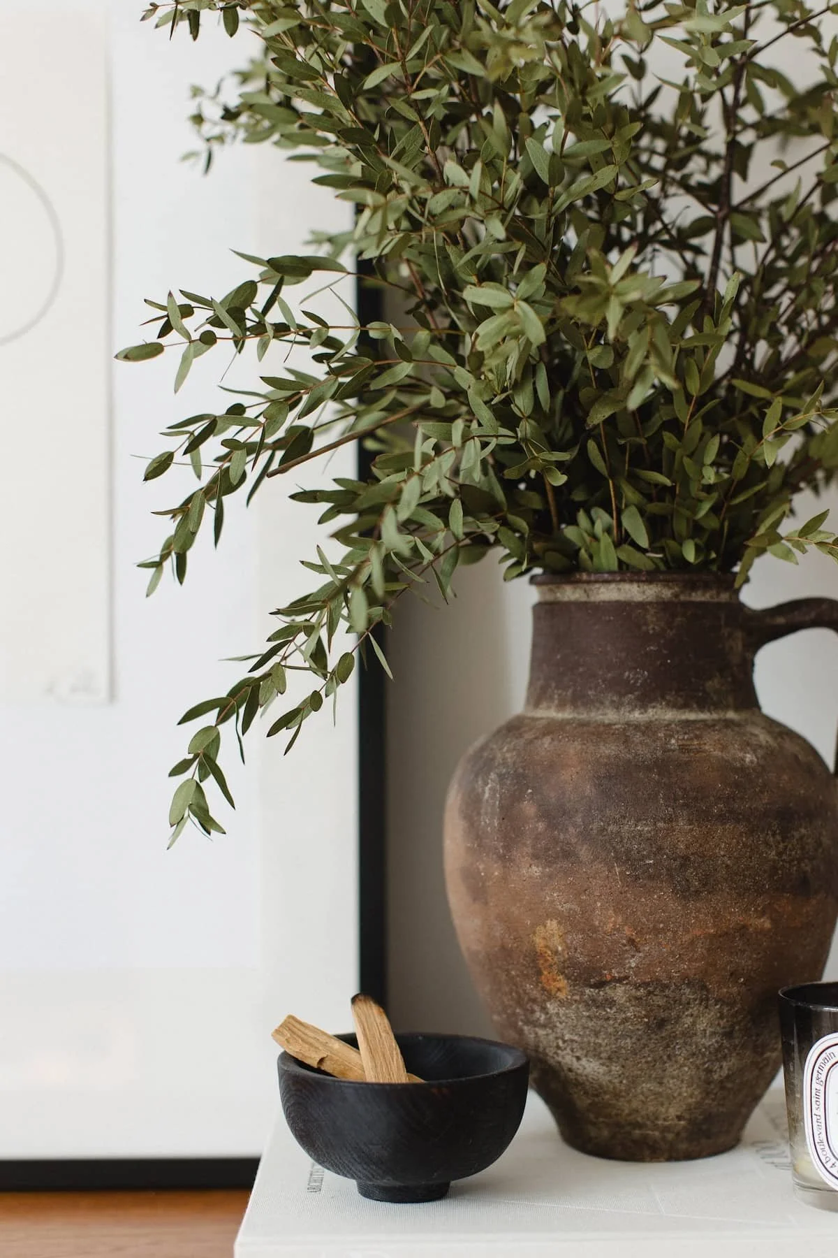 Tonvase mit frischen Zweigen