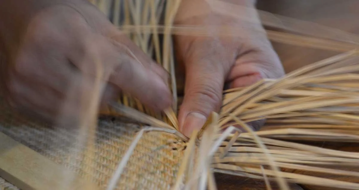 Flechter bei seiner filigranen Arbeit