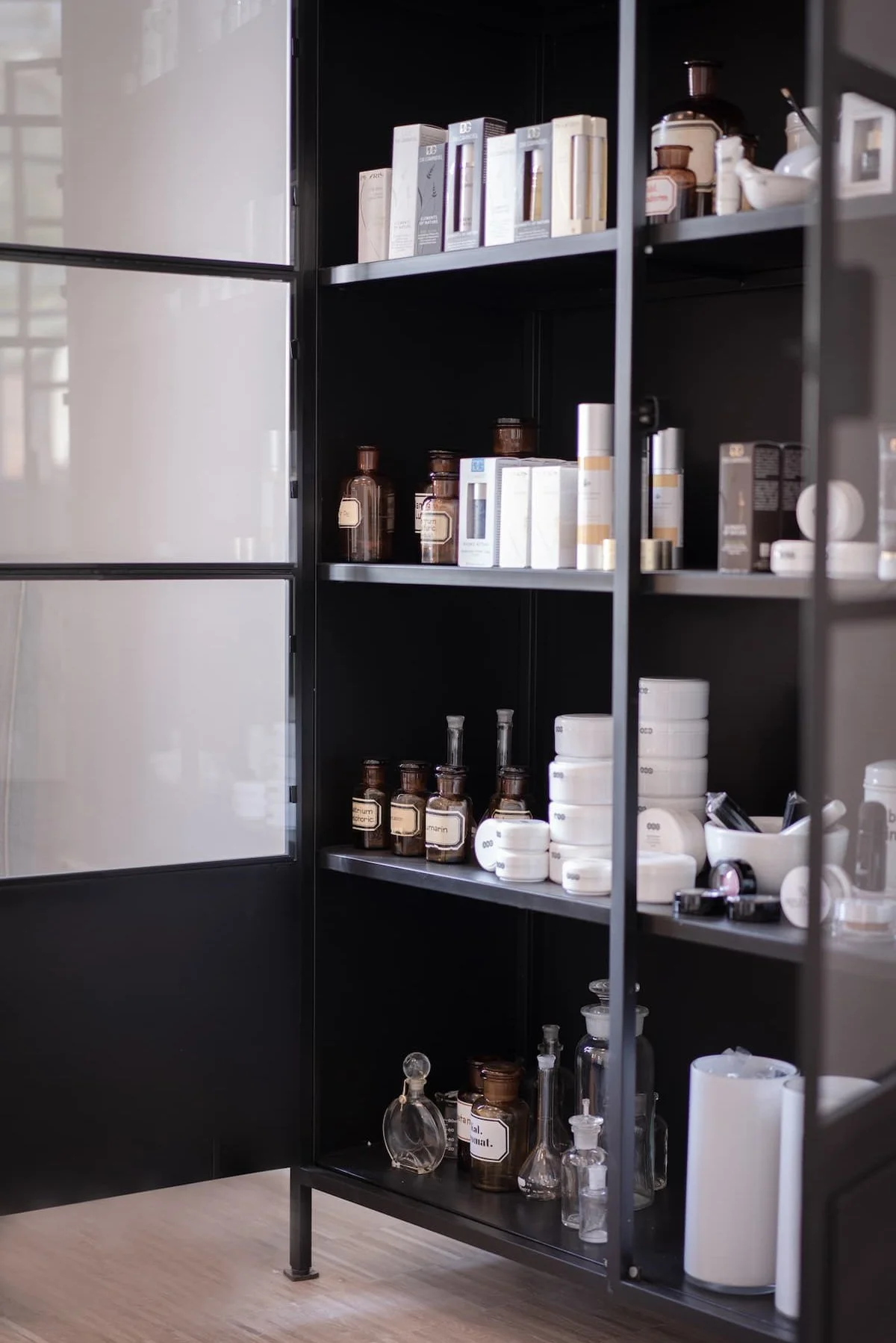 kosmetikstudio-beate-comment-bad-reichenhall-vitrine-wirkstoffkosmetik.jpg