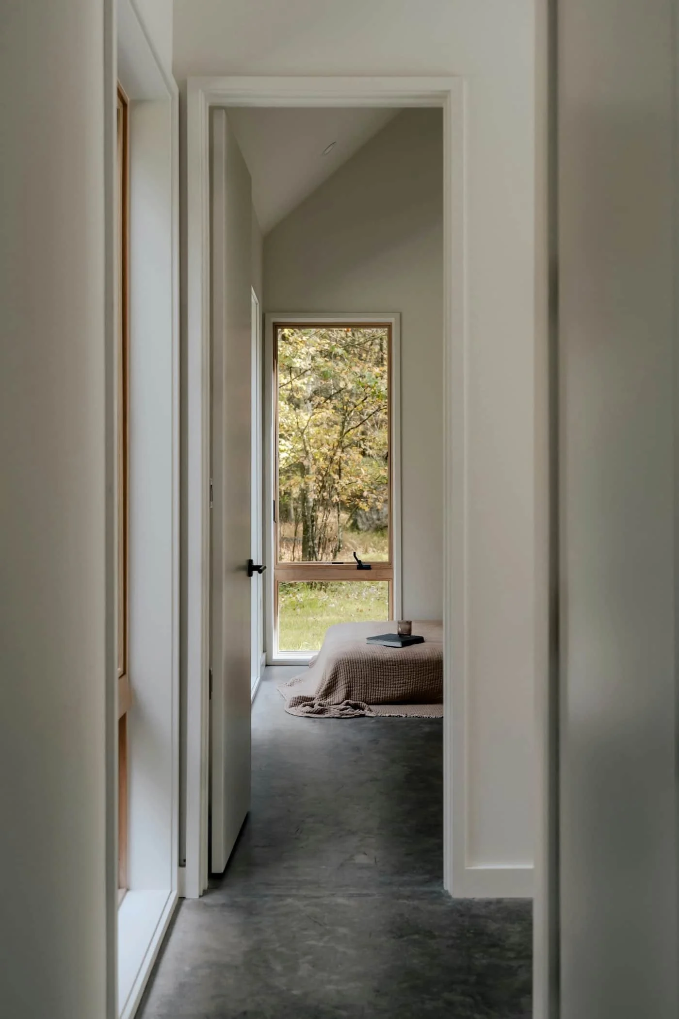 Blick in ein minimalistisches Schlafzimmer mit fugenlosem Boden