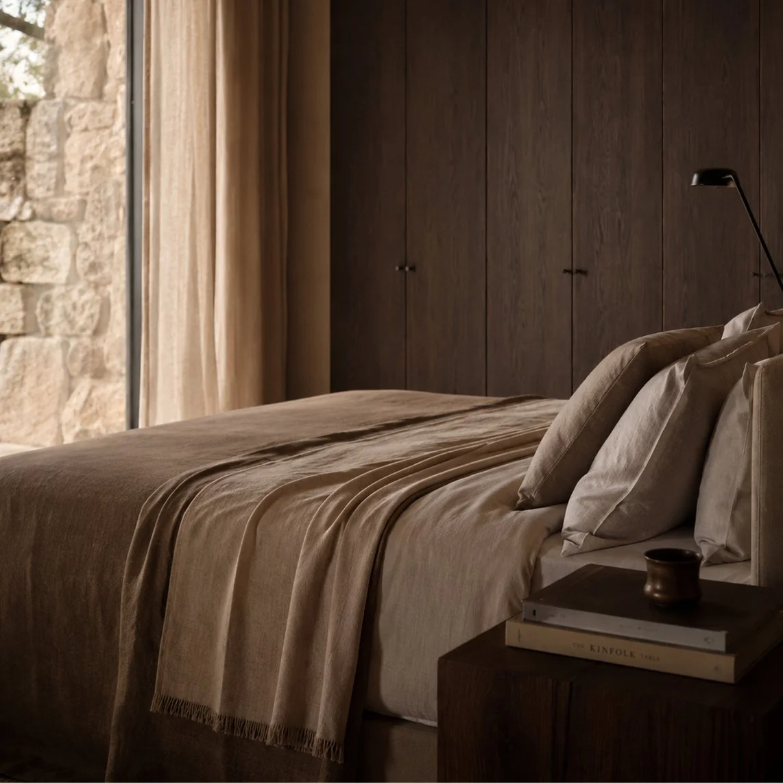 Schlafzimmer in erdigen Wabi Sabi Farben und Materialien