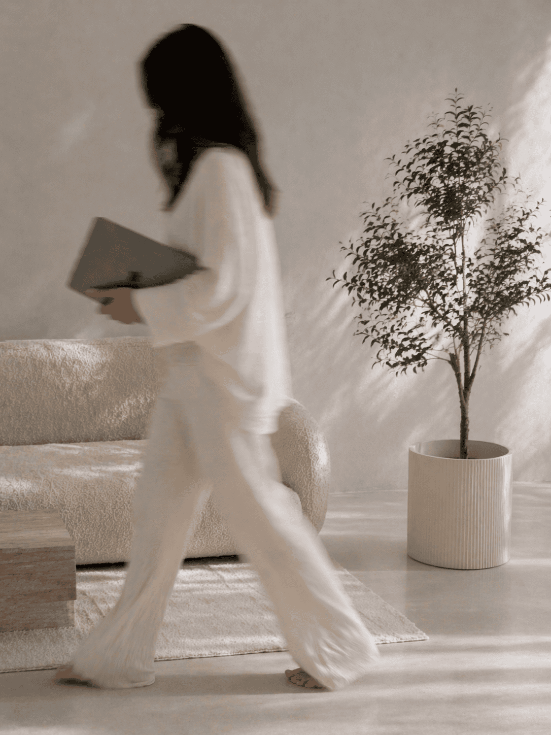 Frau in einer minimalistischen Wohnung
