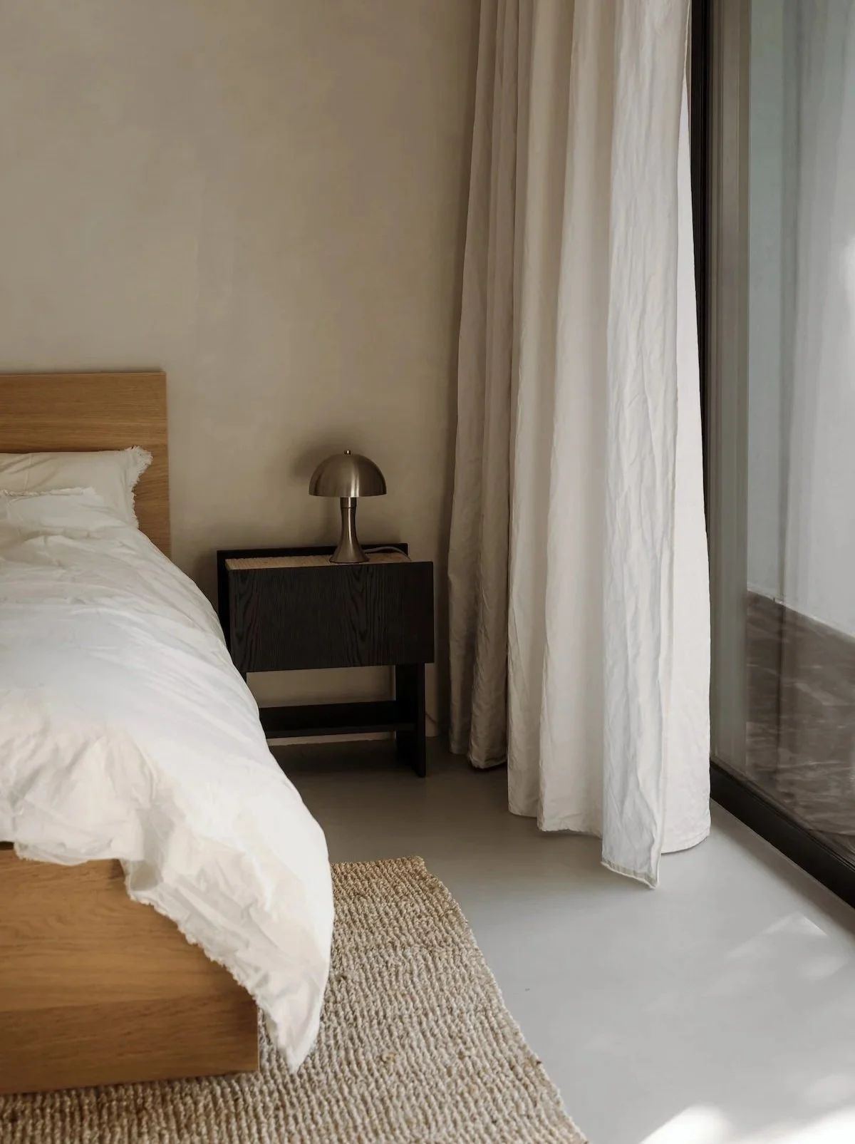 In Naturfarbe gehaltenes Schlafzimmer