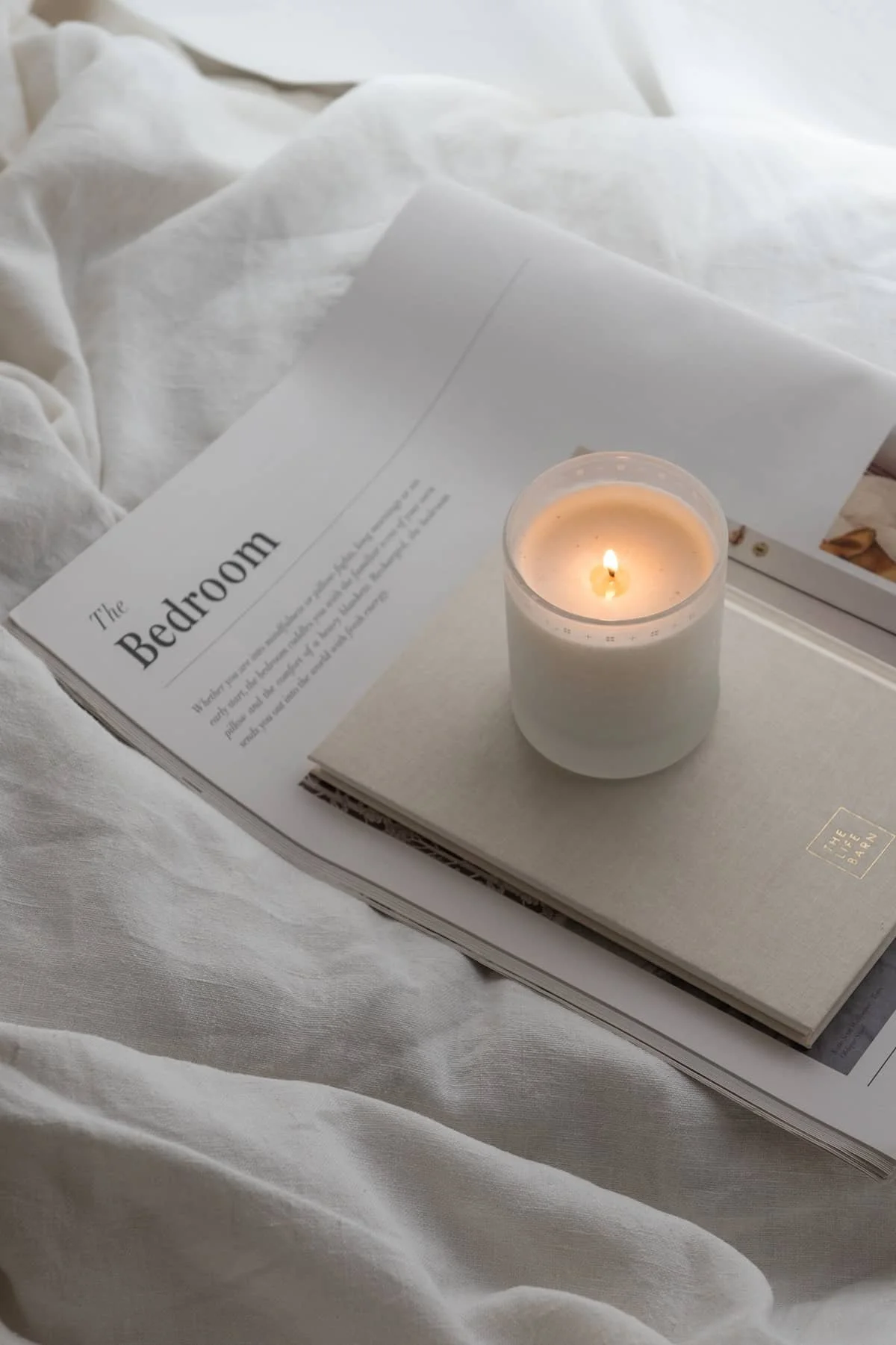 Bett und Kerzenlicht