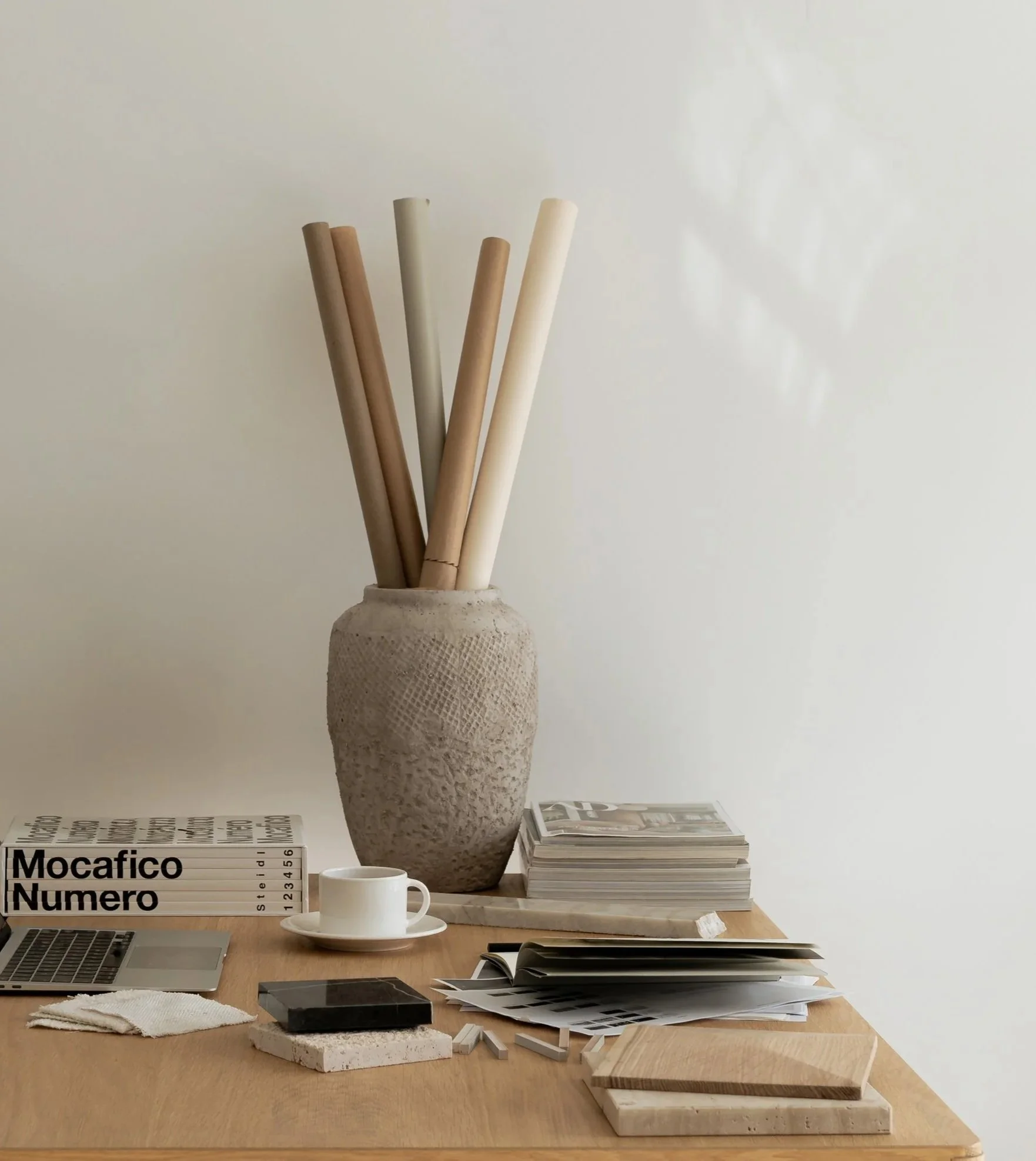 Schreibtisch mit Materialien und Büchern