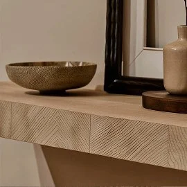 Wandboard aus Holz mit Keramikschale und Bild dahinter