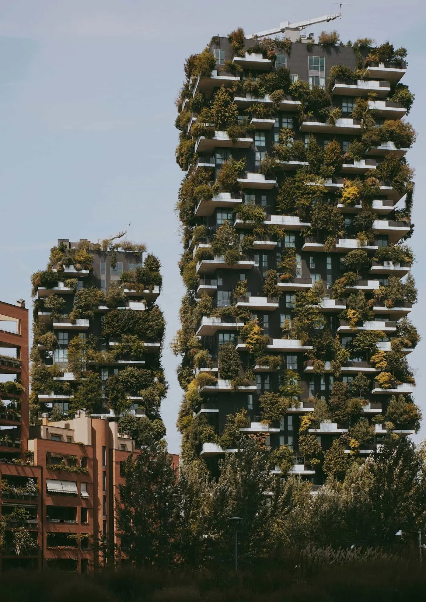 Das Gebäude: Bosco Verticale in Mailand: Üppig bewachsene Balkone - wie ein grünes Kleid.
