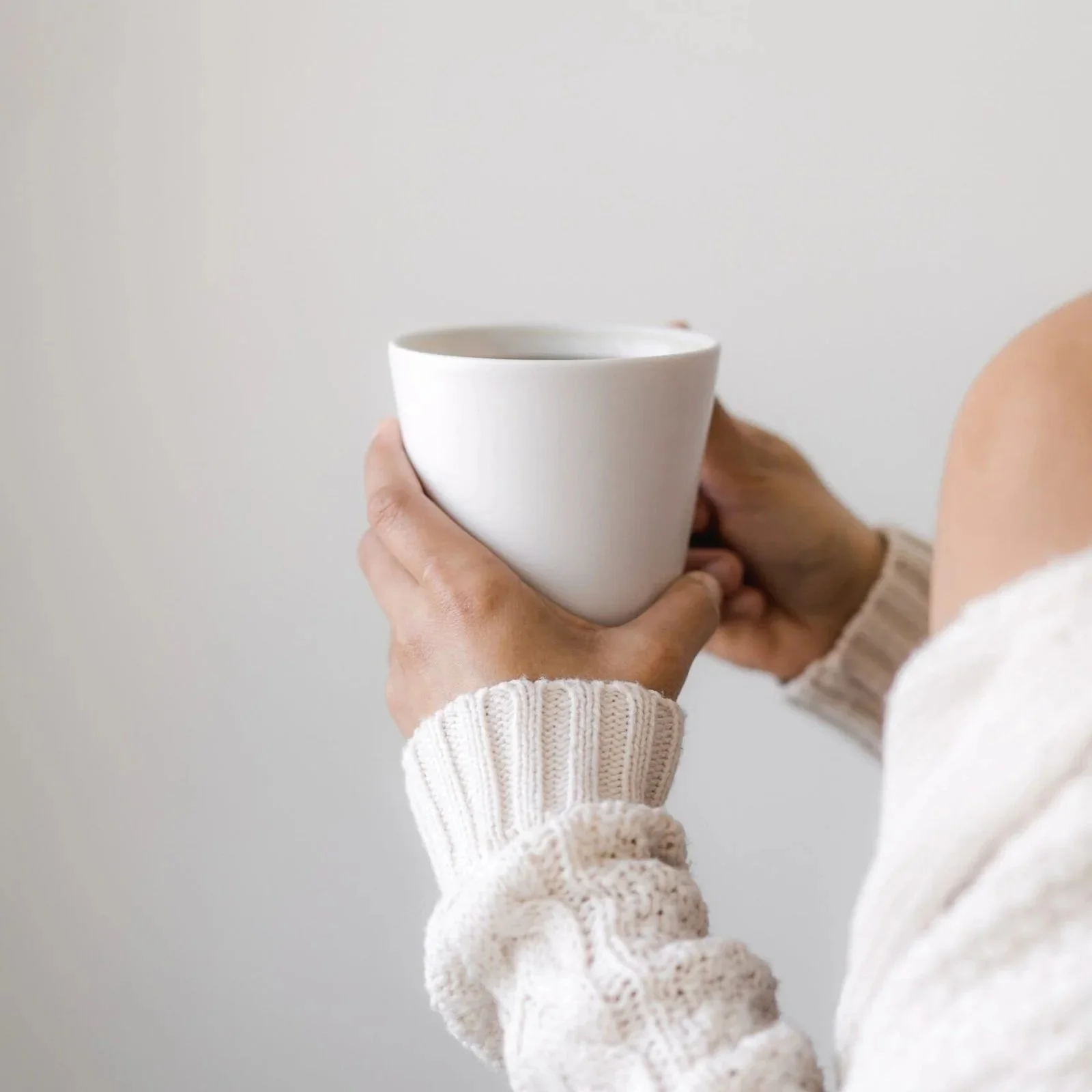 Frau mit einer Tasse Kaffee in der Hand