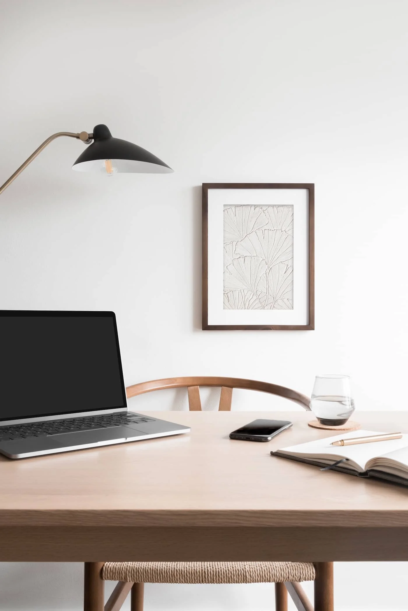 Homeoffice mit klassischer Schreibtischleuchte aus schwarzem Stahl