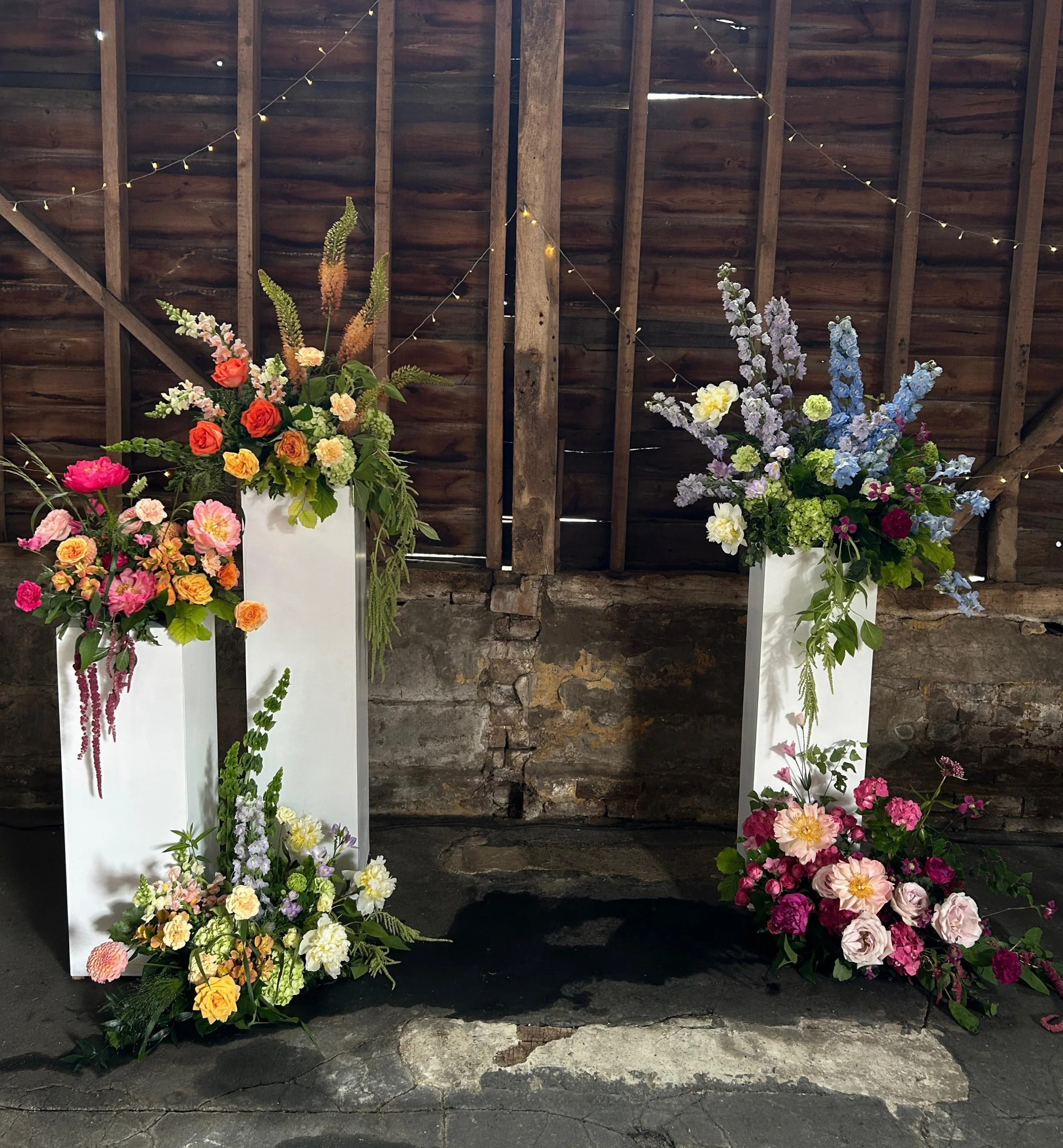 All the brights for Jess &amp; Ed at the wonderful @lodgefarmbarns 

#ceremonyflowers #brightflowers #ukweddingflorist #bedfordshireflorist