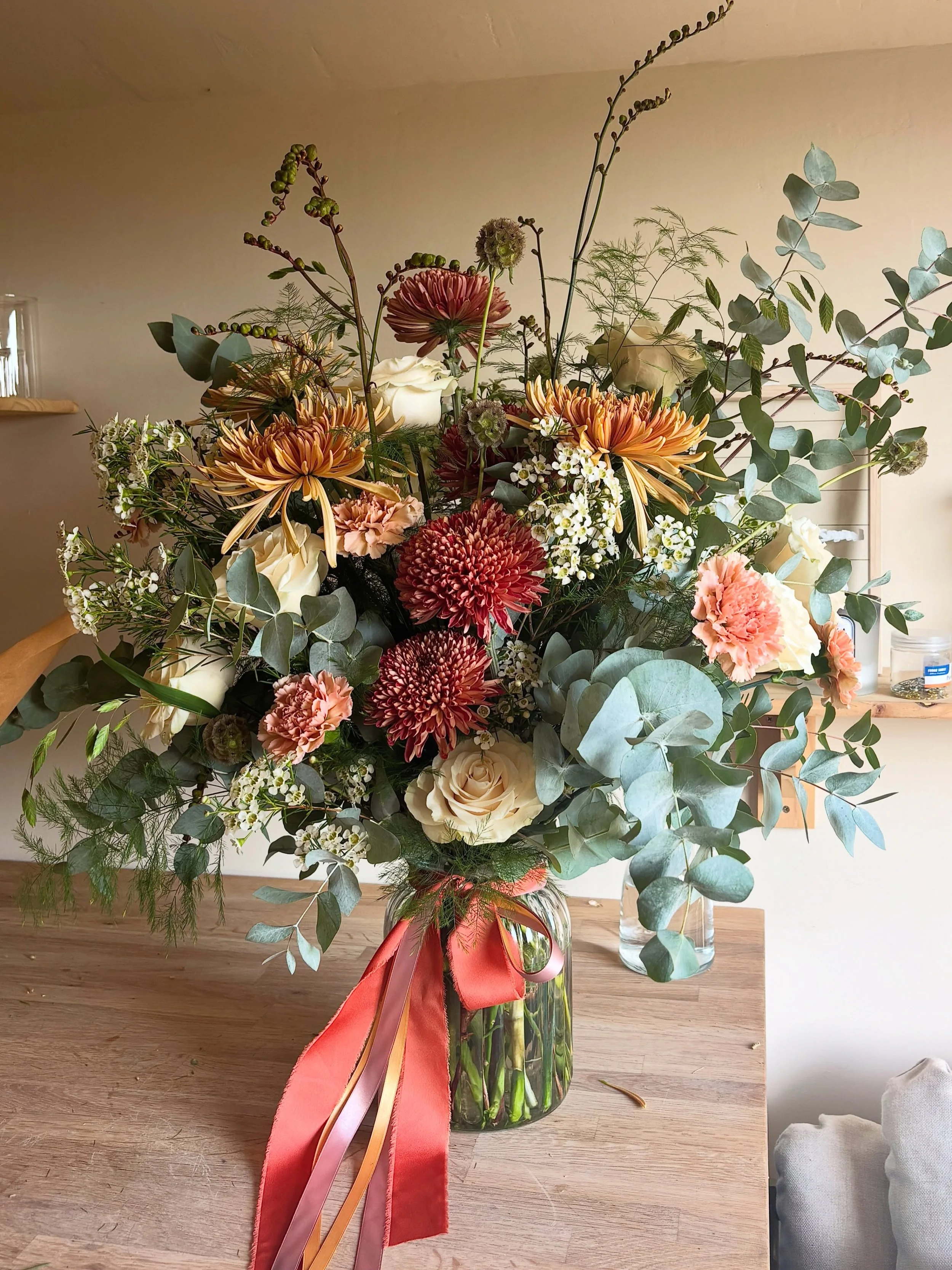 Flowers that walk into the room before you do, and say what you haven&rsquo;t quite found the words for 🤎🍂🌾✨

Save this for when you need it. 

Custom pieces, made to order ~ hello@theflowerhood.co.uk 

#customflowers #londonflowerdelivery #luxury