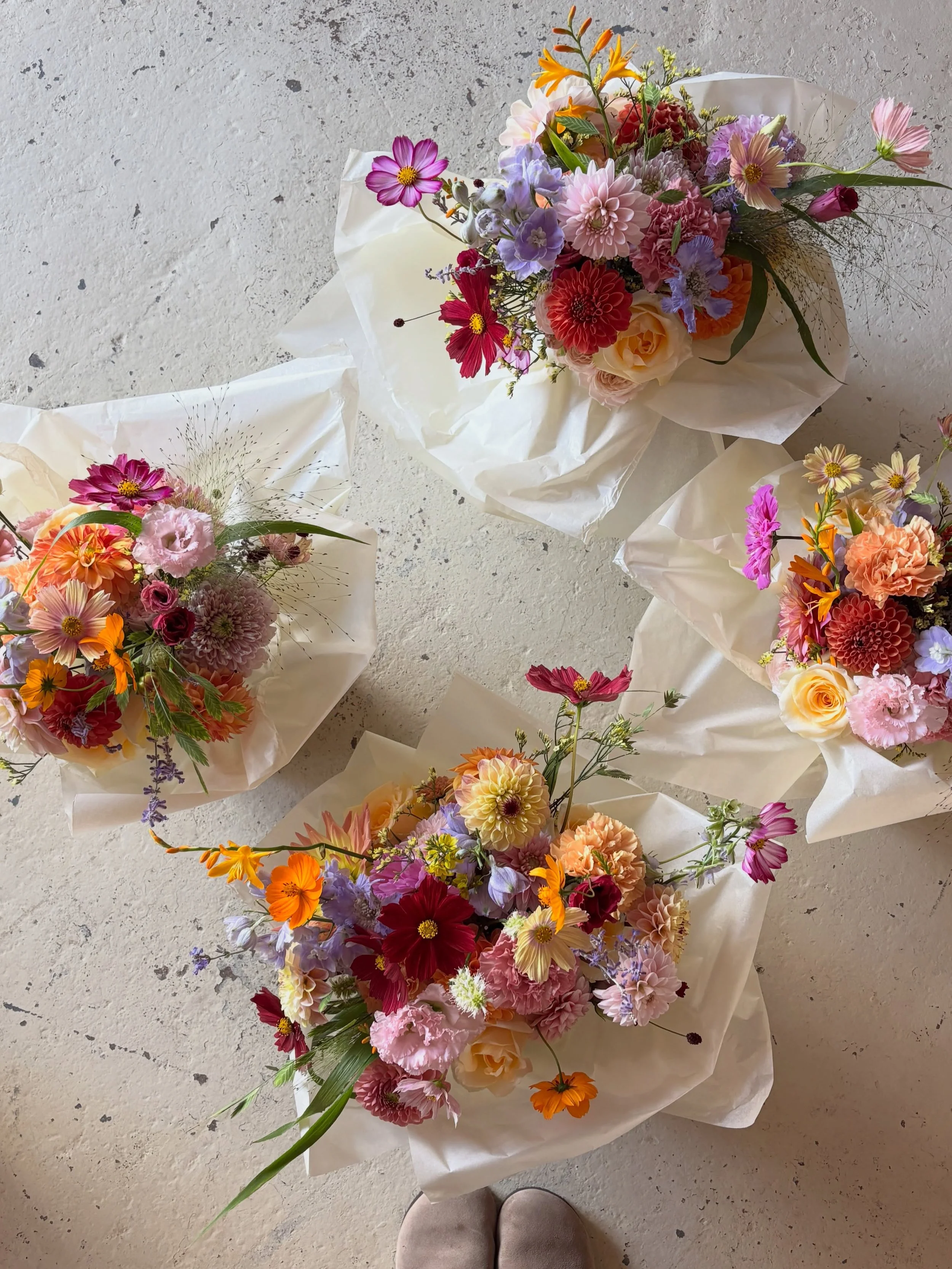 September flowers, just magic✨

British grown flowers are beautiful all round, but autumn might just be my favourite. The colours go deeper and a little dustier, and the stems grow and move the way they want to, full of personality.

Working with loc