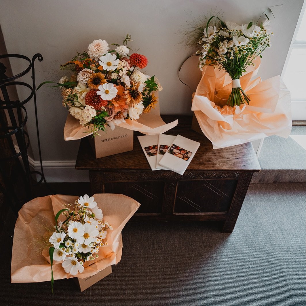 For Nicola + Ben @barnsatredcoats in late August 🧡

Locally grown phlox, dahlia, cosmos, rudbeckia &amp; panicum ✨

Thank you to @danielackerleyphoto for the beautiful photos.

#hertfordshireweddings #hertfordshireweddingflorist #seasonalweddingflow