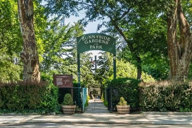 Entrance to Sunnyside Gardens Park beneath mature trees