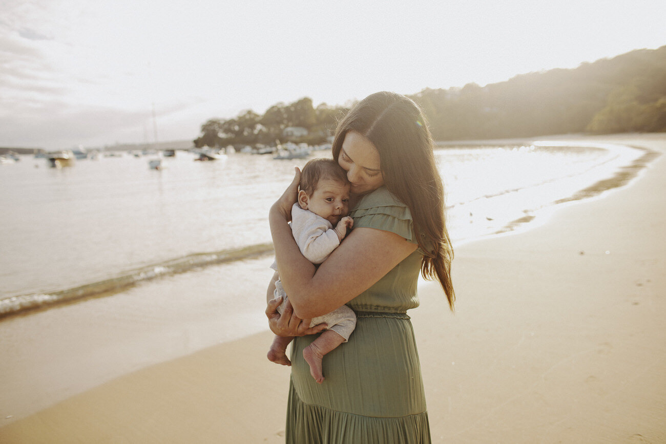 outdoor-newborn-photoshoot-balmoral-beach-042.jpg