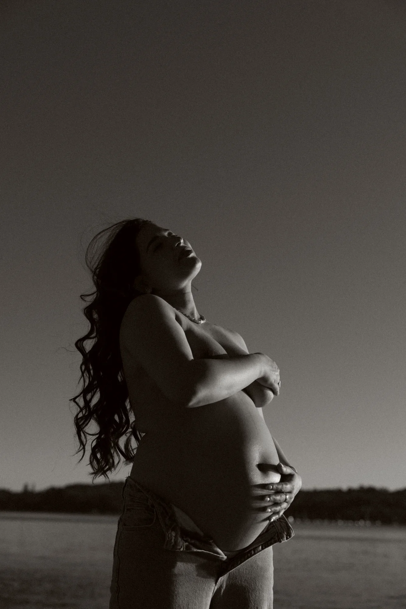 03-little-manly-maternity-sculptural-black-white.webp