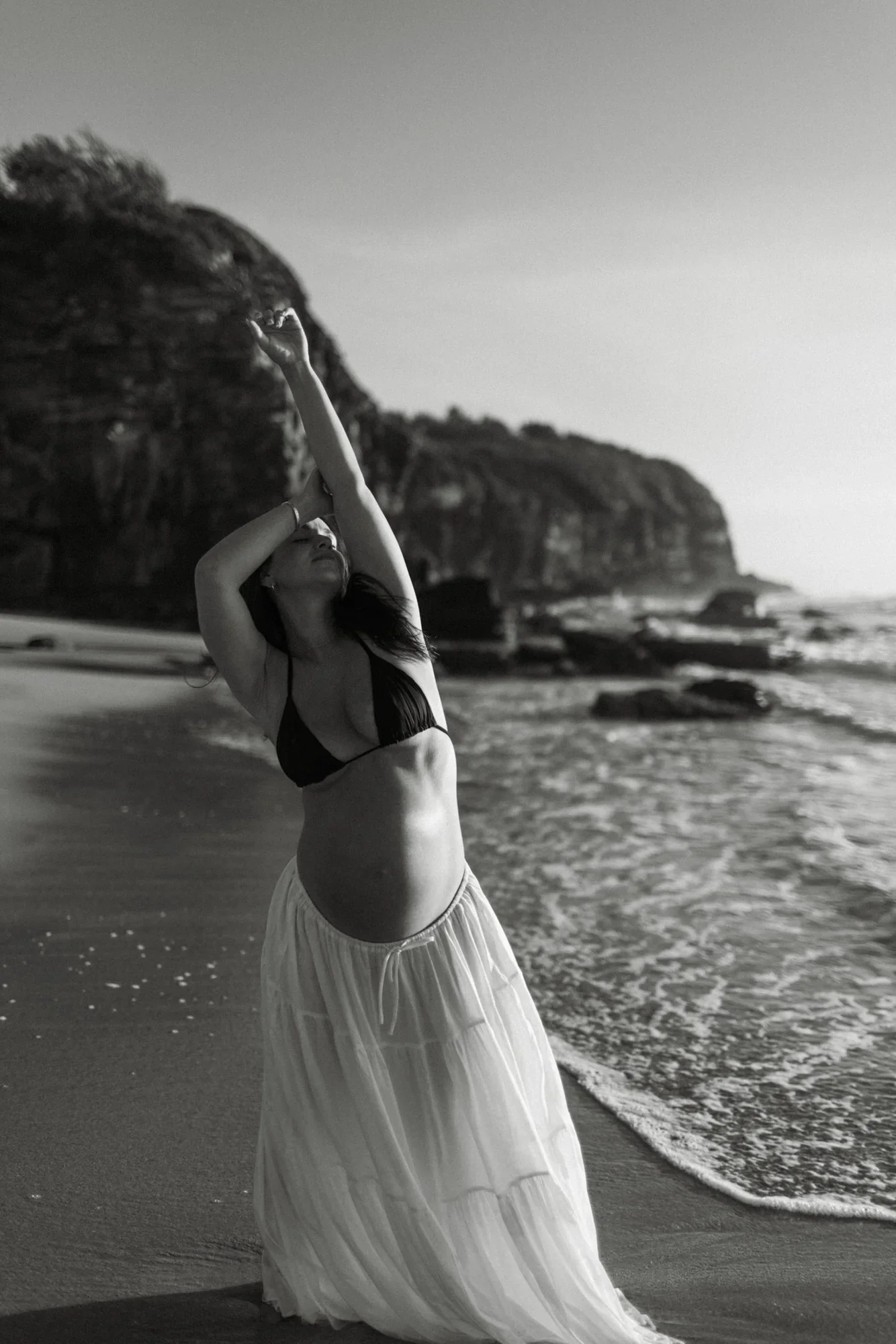 25-little-manly-maternity-arms-raised-shore-black-white.webp