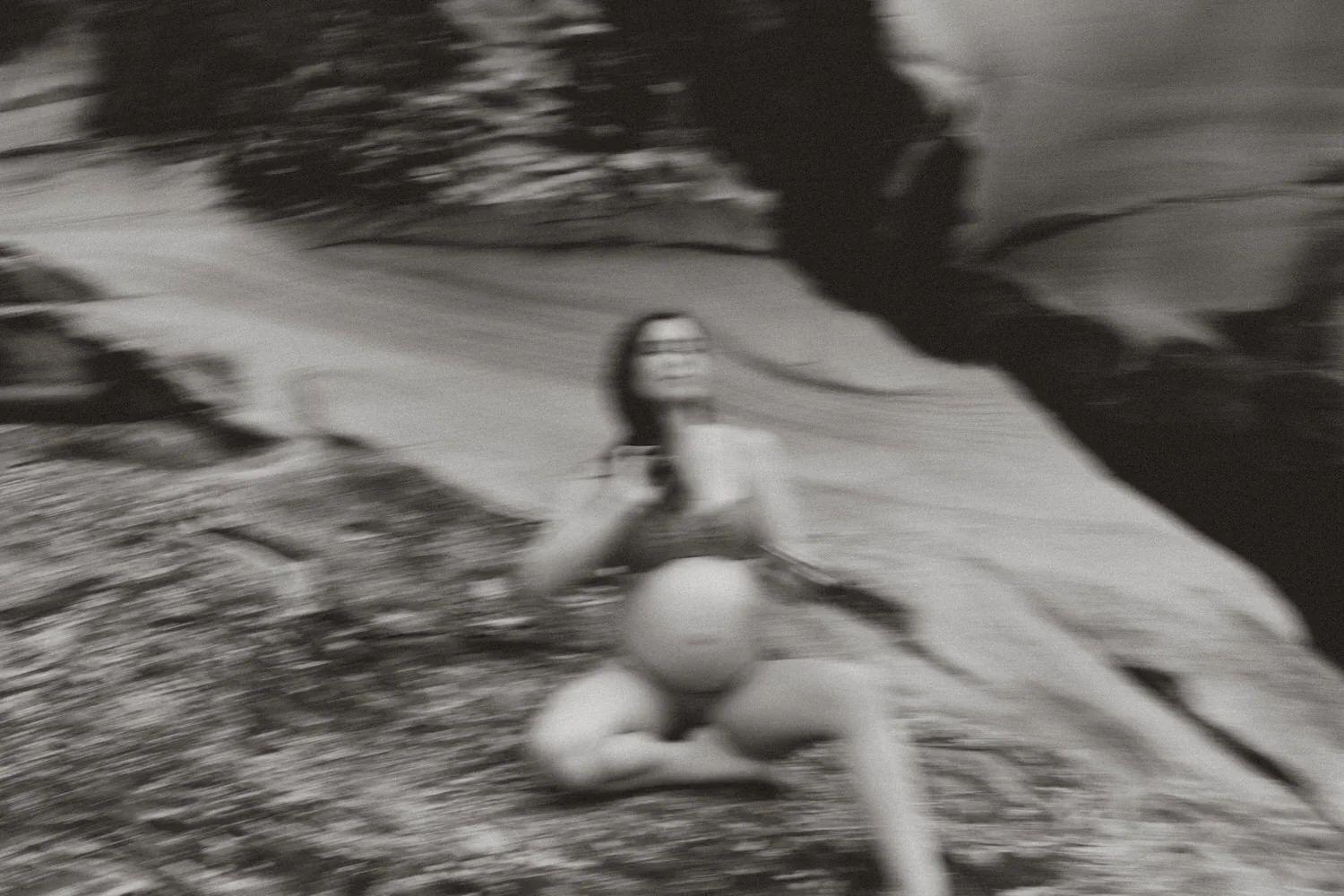 15-little-manly-maternity-motion-blur-black-white.webp