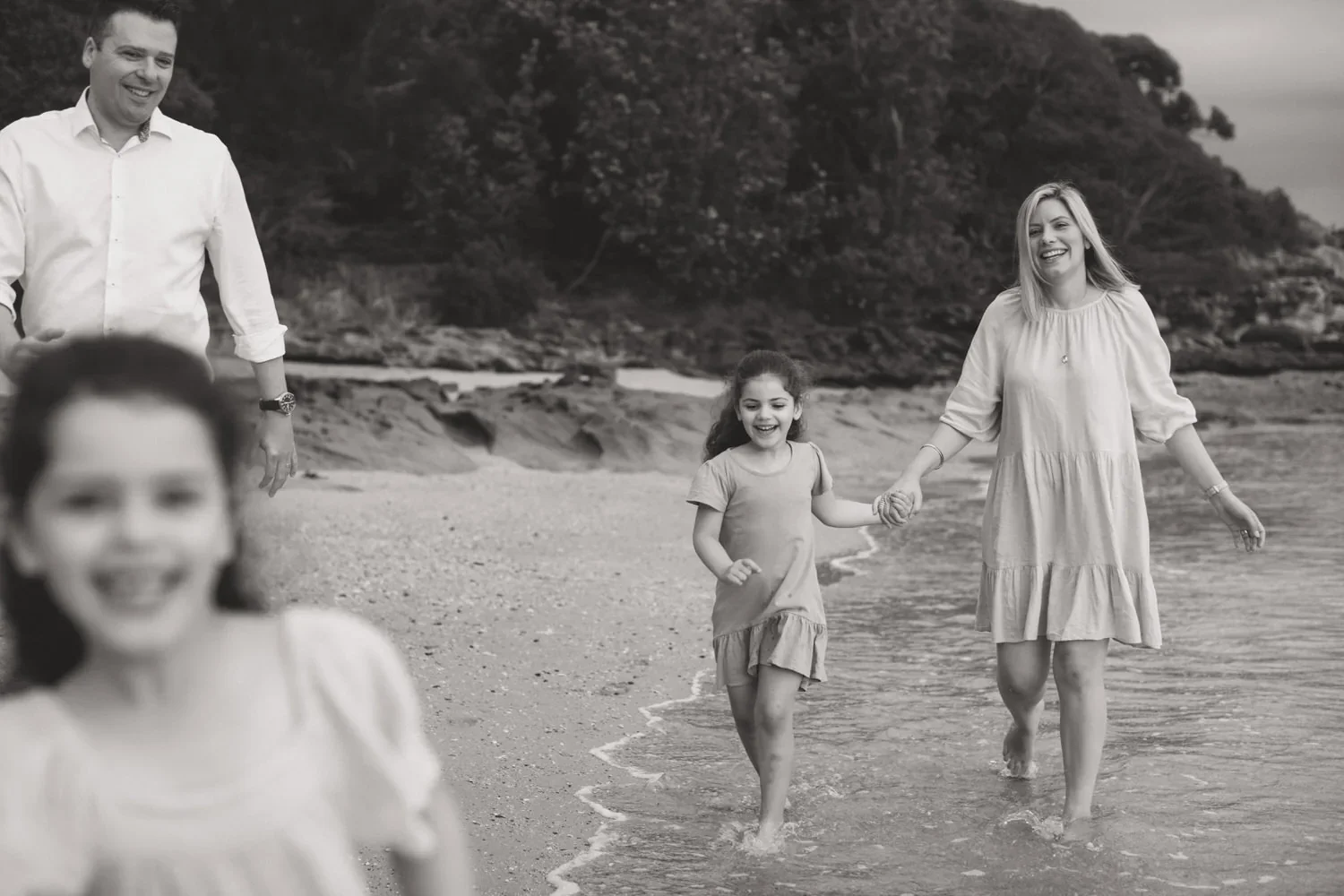 10-little-manly-family-beach-walk-black-white.webp