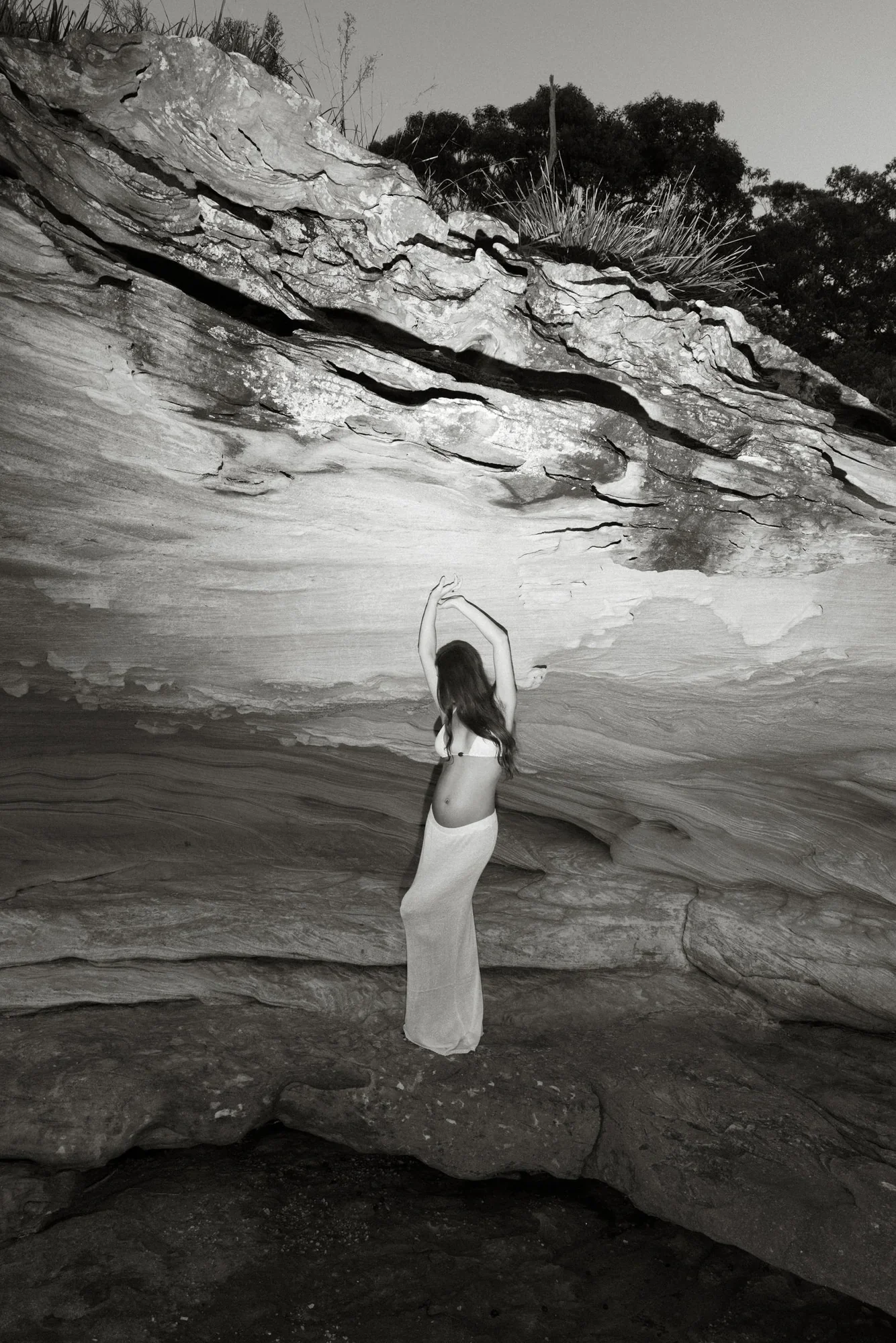 18-little-manly-maternity-sandstone-arms-raised-black-white.webp
