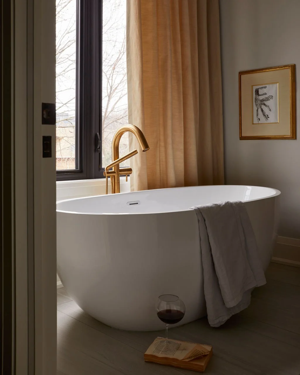 KeeleyMcCleary-Humewood-ensuite-bathroom-tub.jpg