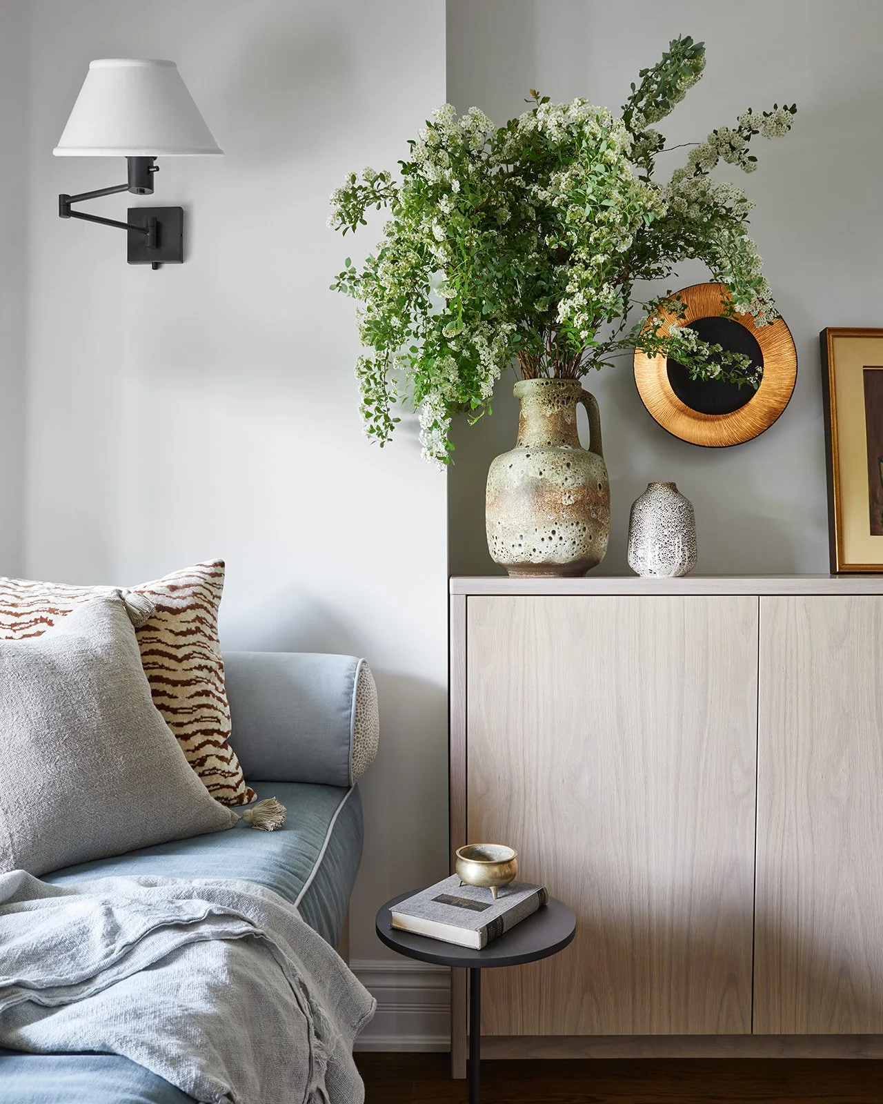 KeeleyMcCleary-Dufferingrove-reading-nook-sconce.jpg