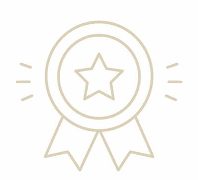 Ein hellbeige-farbener Hintergrund ohne erkennbare Objekte oder Details.