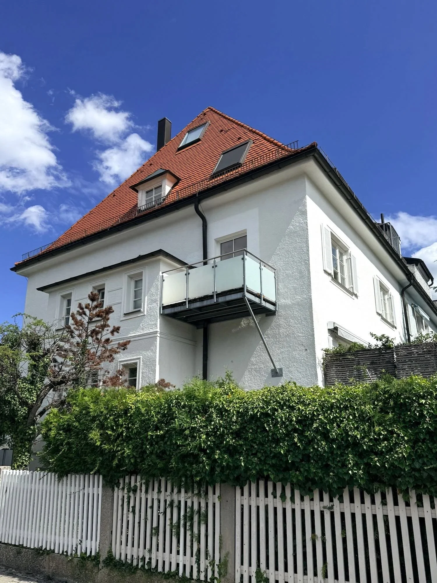 Stadtvilla in München Schwabing, in welcher sich die Praxis Dr. Sárosi befindet