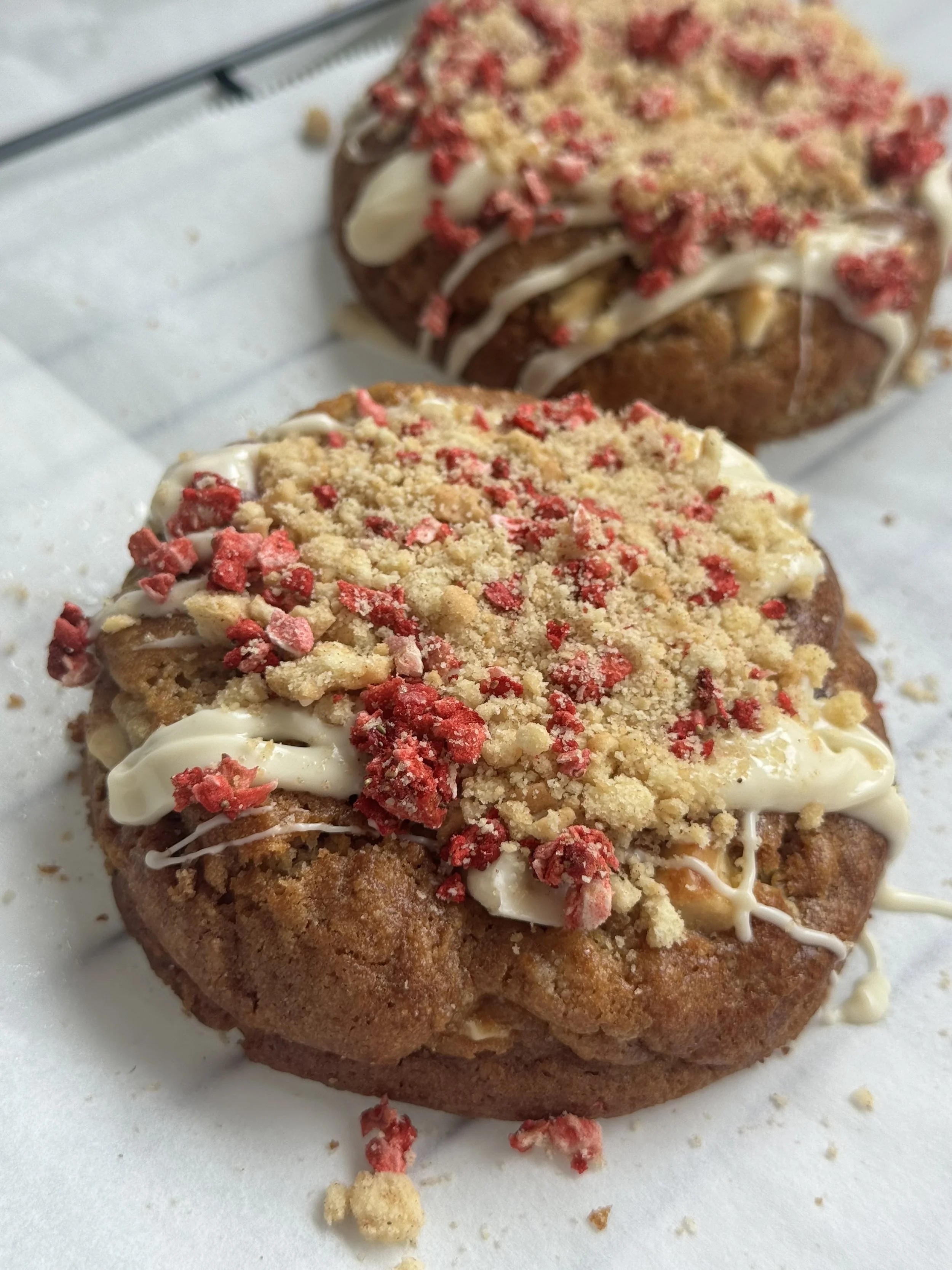 strawberry crumble cookie