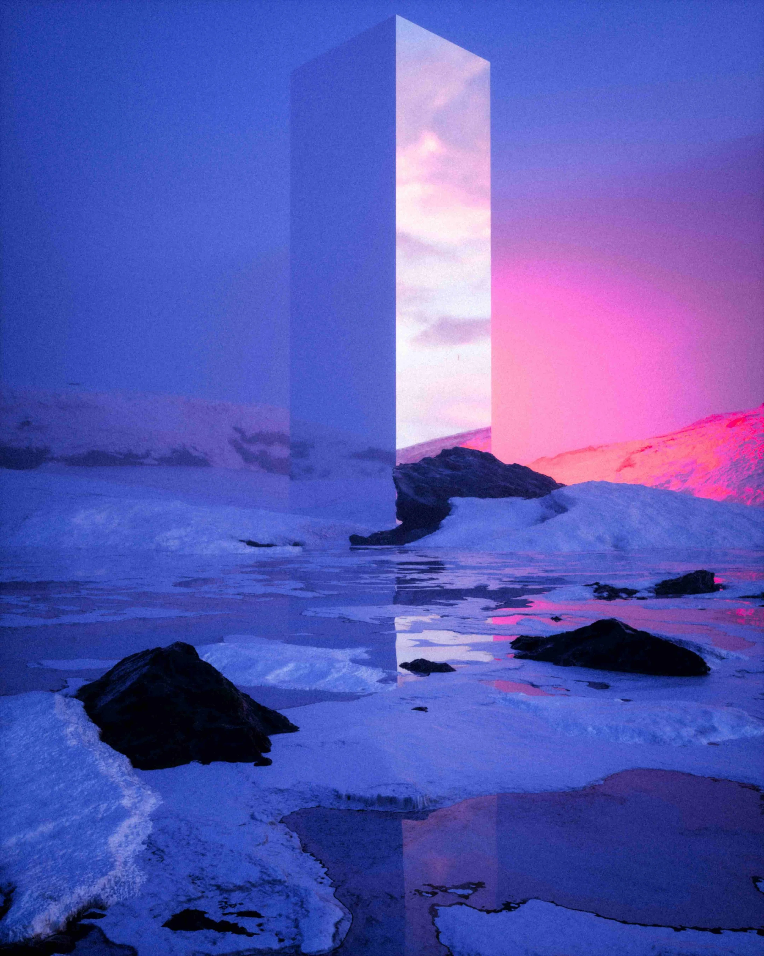Una scena di un paesaggio di montagna innevata al tramonto, con un grande edificio a forma di cubo riflesso su una superficie d'acqua, con luci rosa e blu nel cielo.
