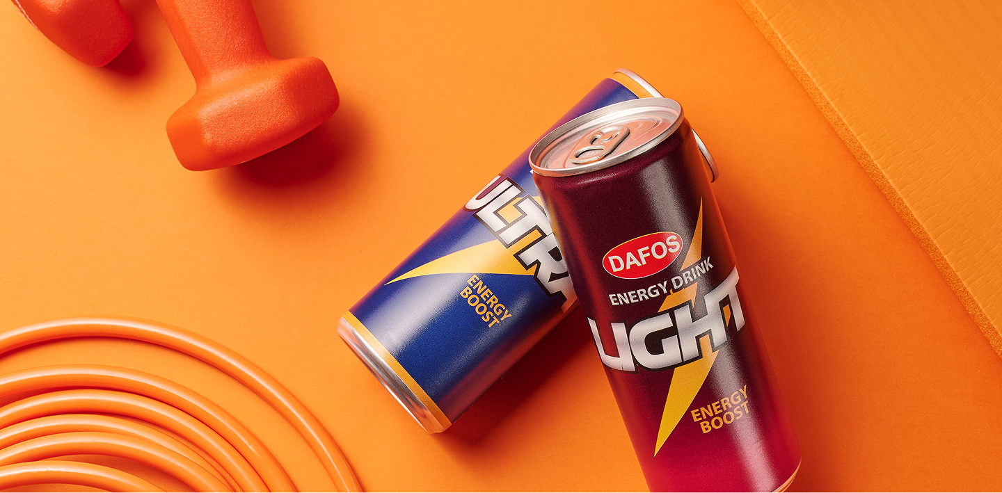 Deux canettes d'énergie dafos light, une bleue et une rouge, sur un fond orange avec une corde orange en bas et une poignée en haut à gauche.