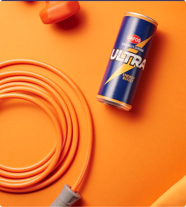 Une canette de boisson énergétique DAFOS Ultra, un câble orange enroulé, une poignée d'haltères orange et un tapis de yoga orange sur un fond orange.