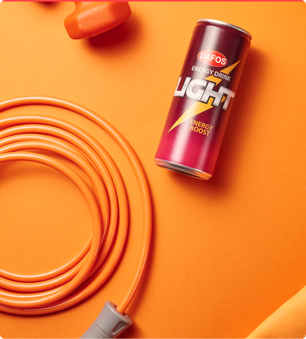 Une canette de boisson énergisante DAFOS IIGHT avec fond orange, un tuyau de résistance colorée orange et une poignée d'haltère orange.