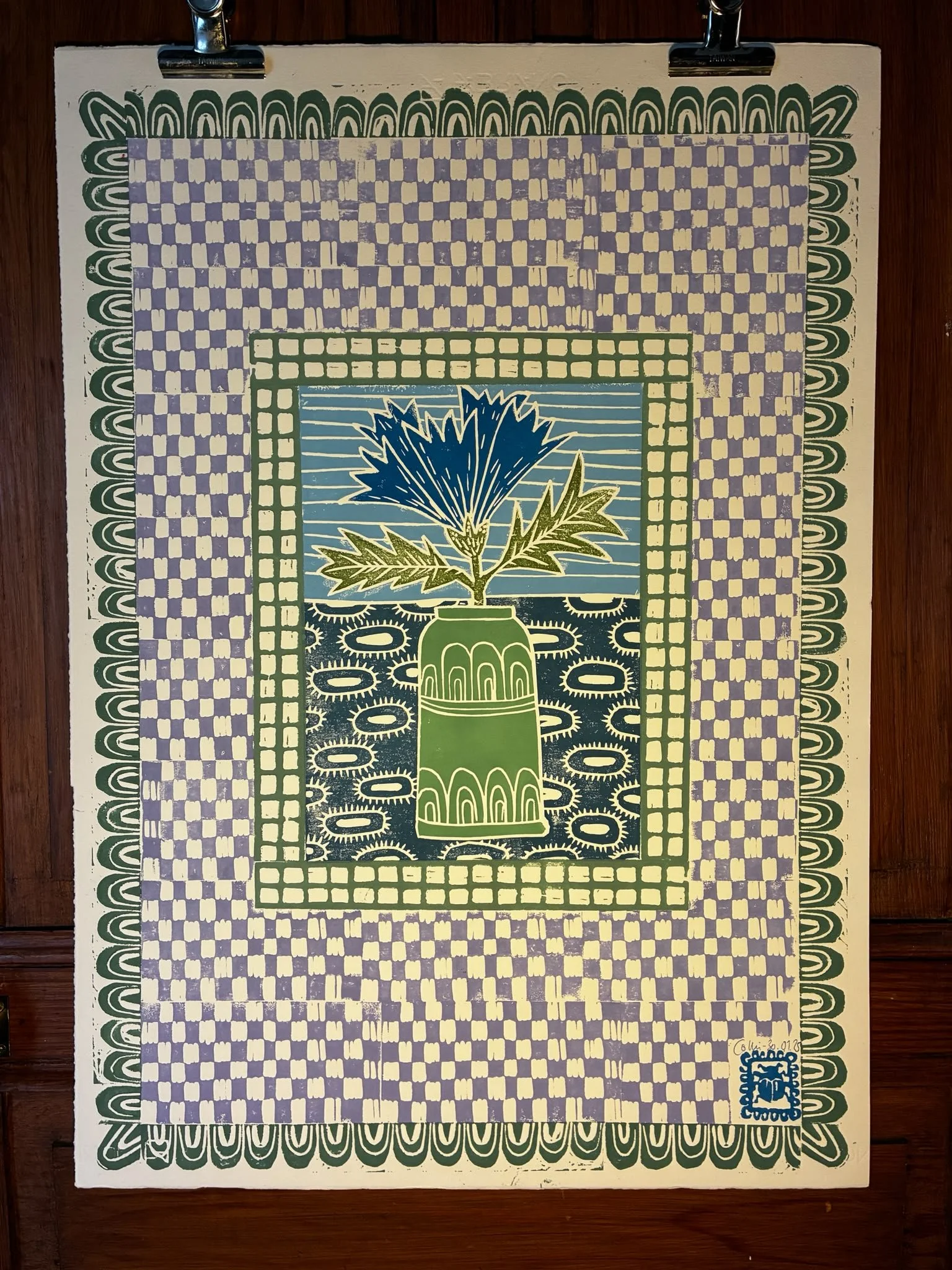 Kornblume in grüner Vase