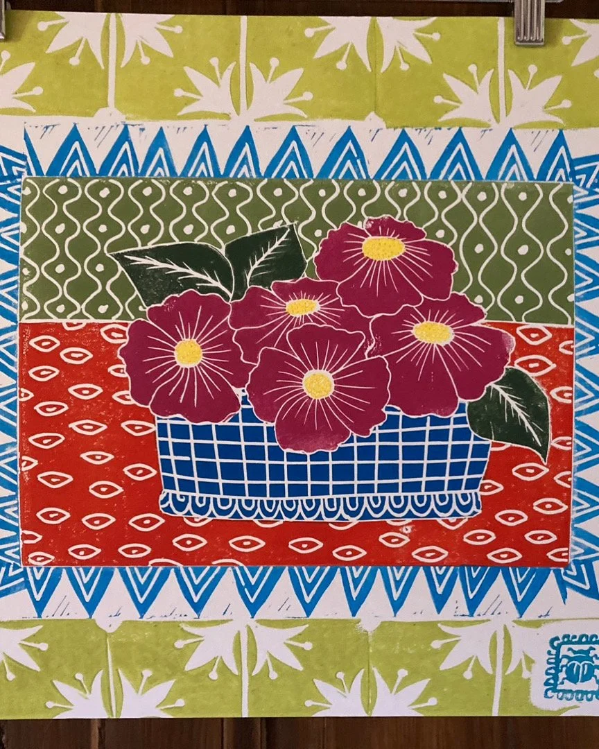 Pinke Blume in blauer Schale