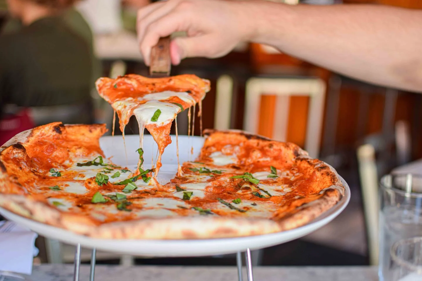 Get you somebody who looks at you the way we look at a @bencotto margherita pizza. 

The cheese pull 👌🏼
The flop 🫶🏼
The char 🤤
That fresh basil, garlic, and mozzarella 🥵

You know you want one 👉🏼 https://www.mostlyaccuratetours.com/north-end-